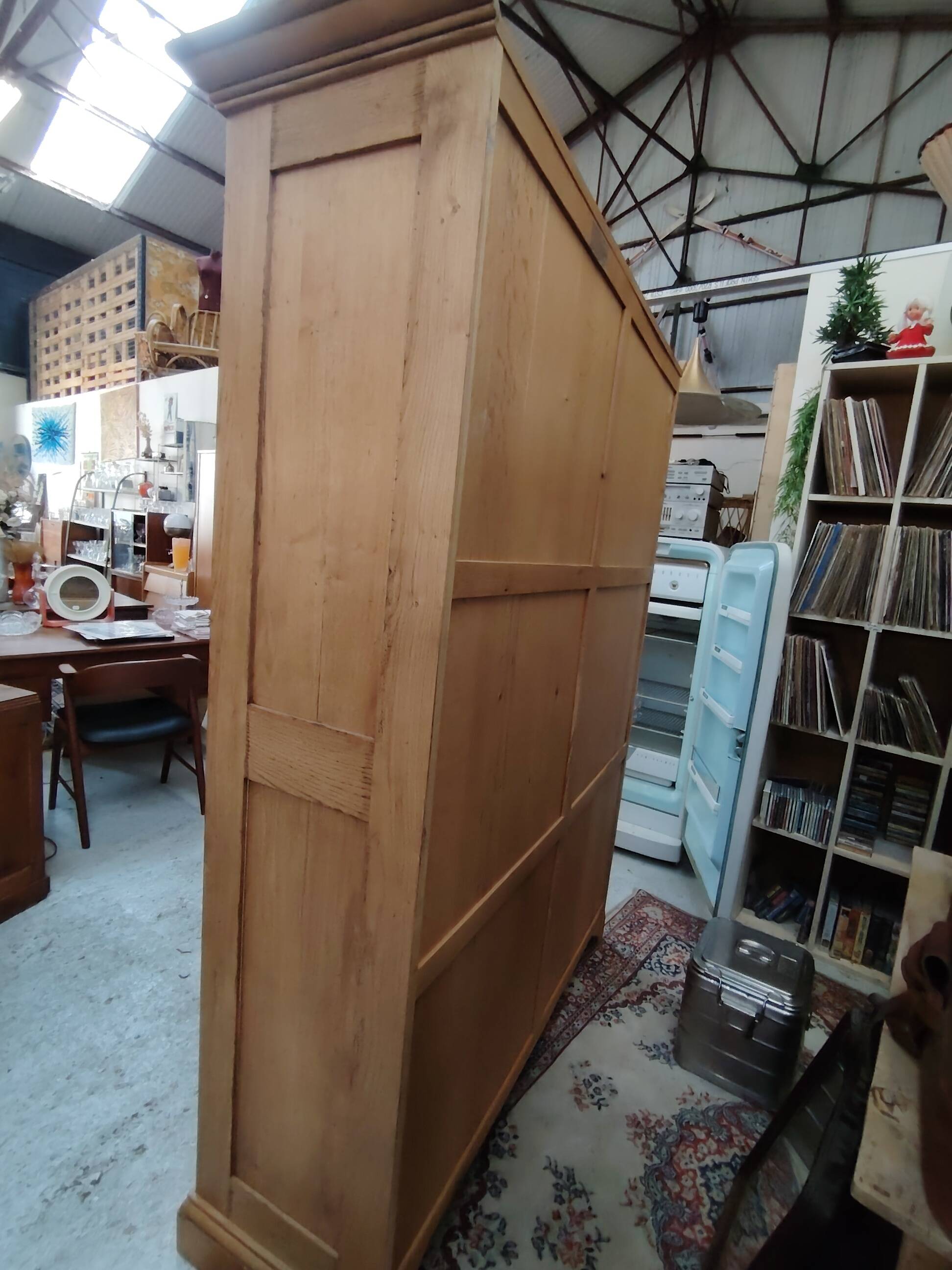 Grande vitrine ancienne en bois massif blond façon meuble d'apothicaire