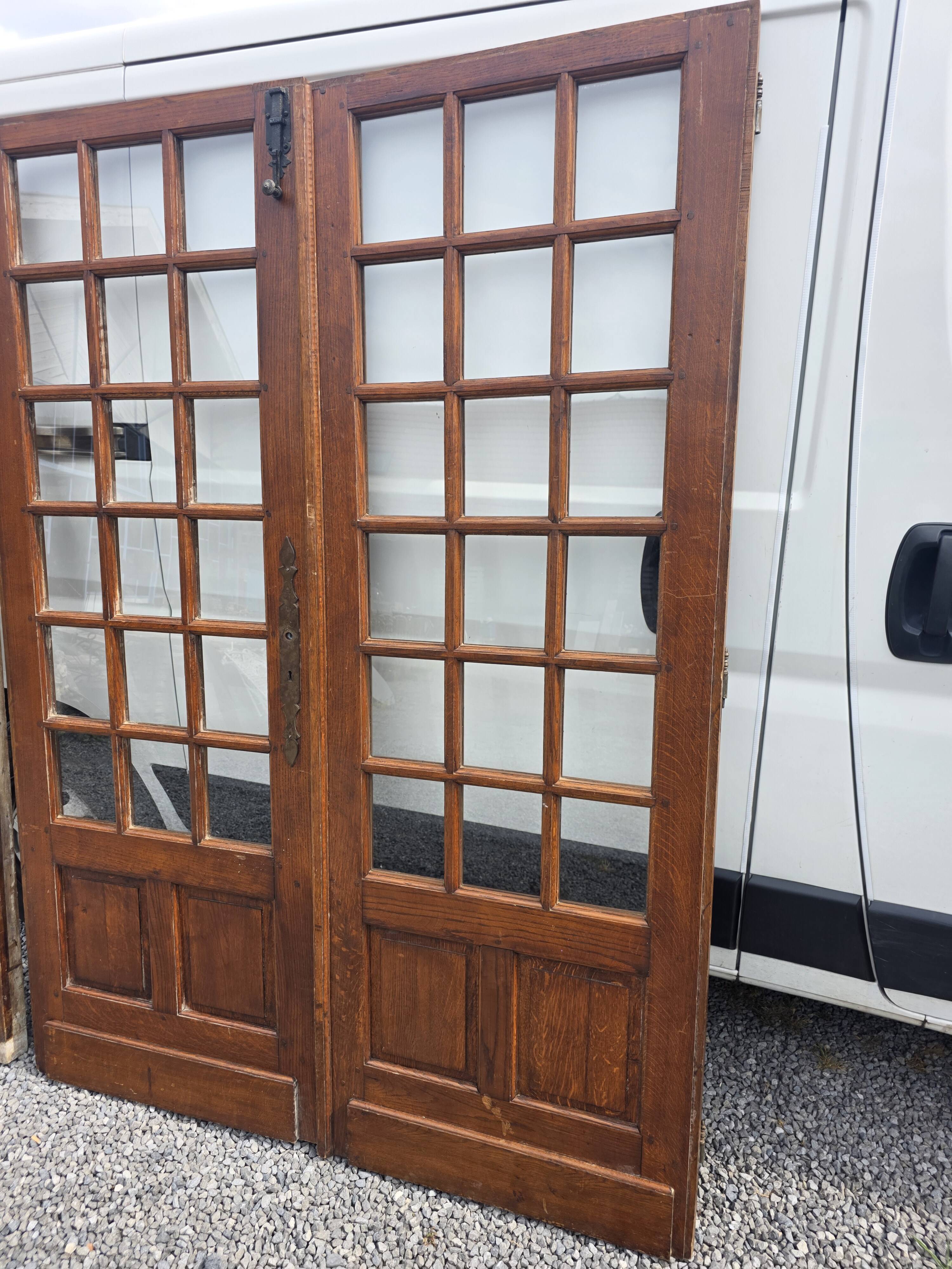 Paire de portes de séparation en chêne petits carreaux XXe