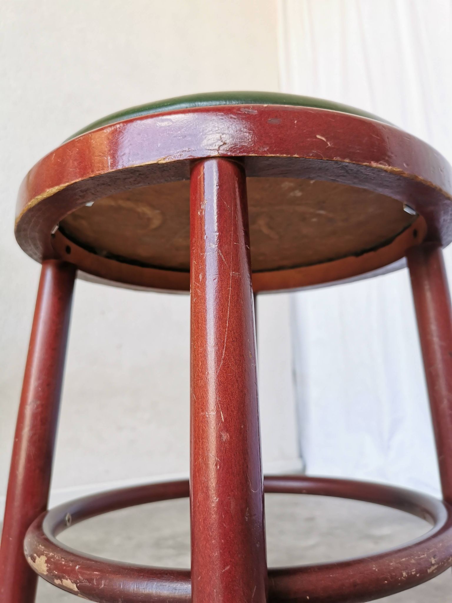 Tabouret de pub irlandais vintage : assise en cuir vert, bois courbé, style Thonet