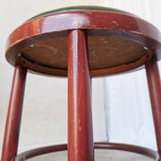 Tabouret de pub irlandais vintage : assise en cuir vert, bois courbé, style Thonet
