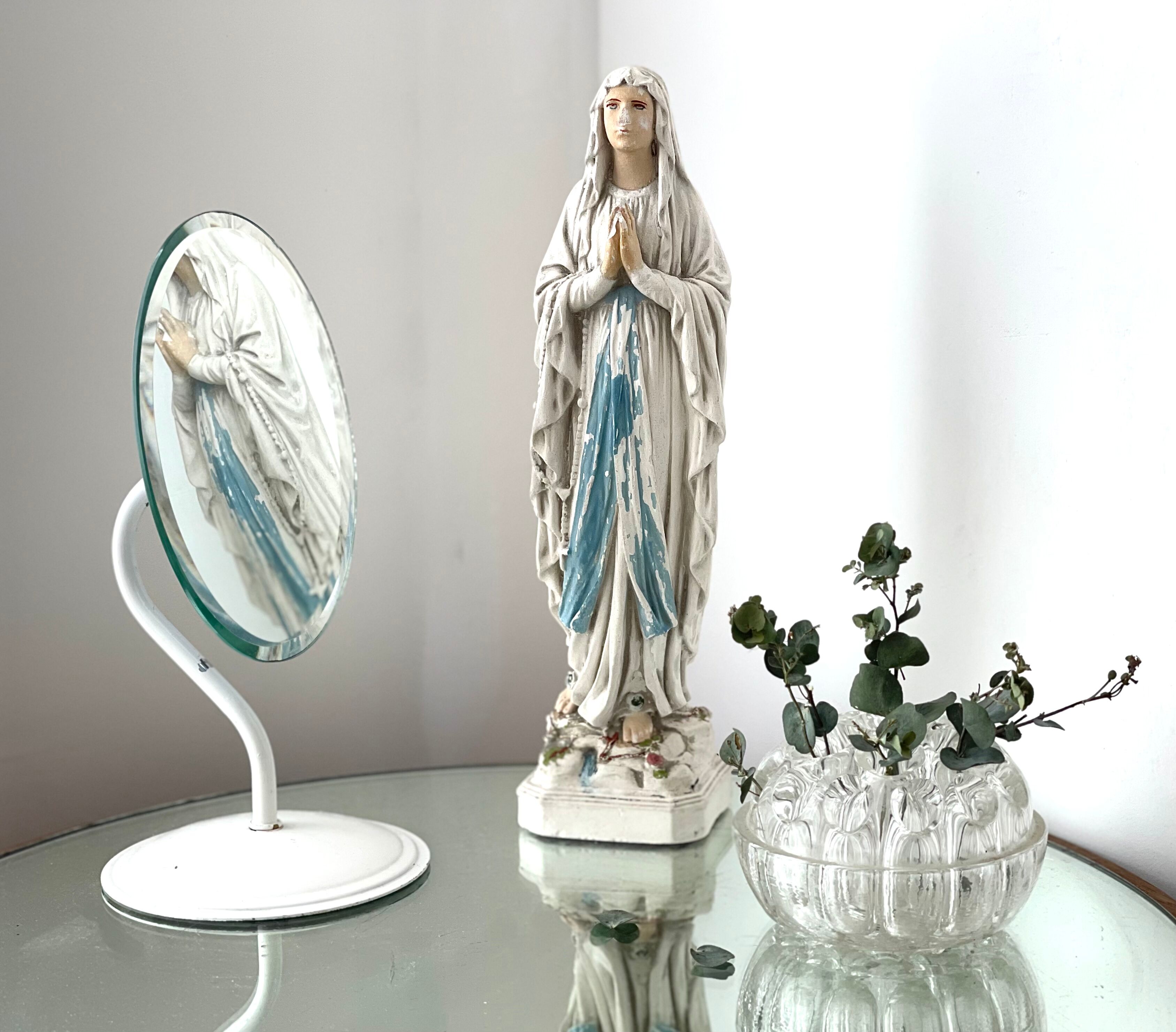 Beveled mirror on stand