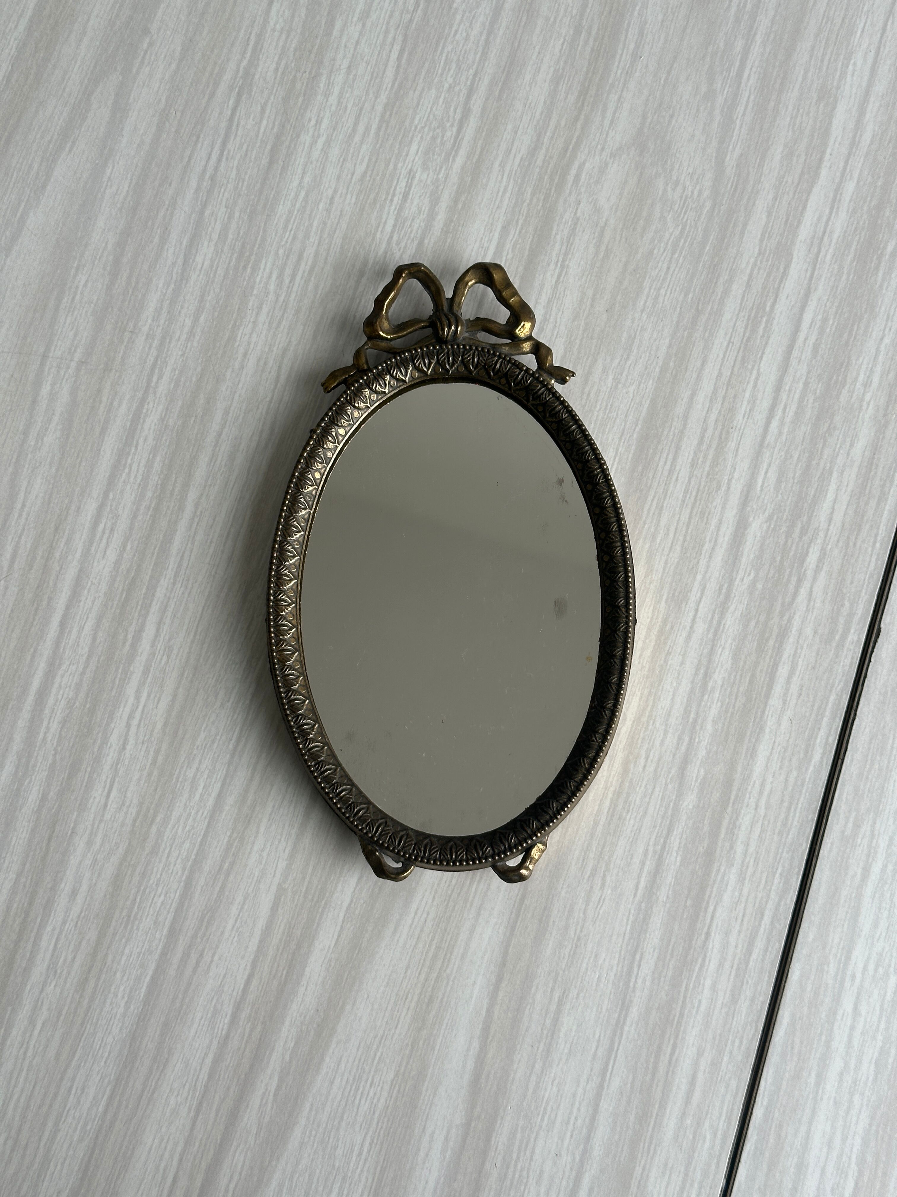 Petit miroir oval ancien