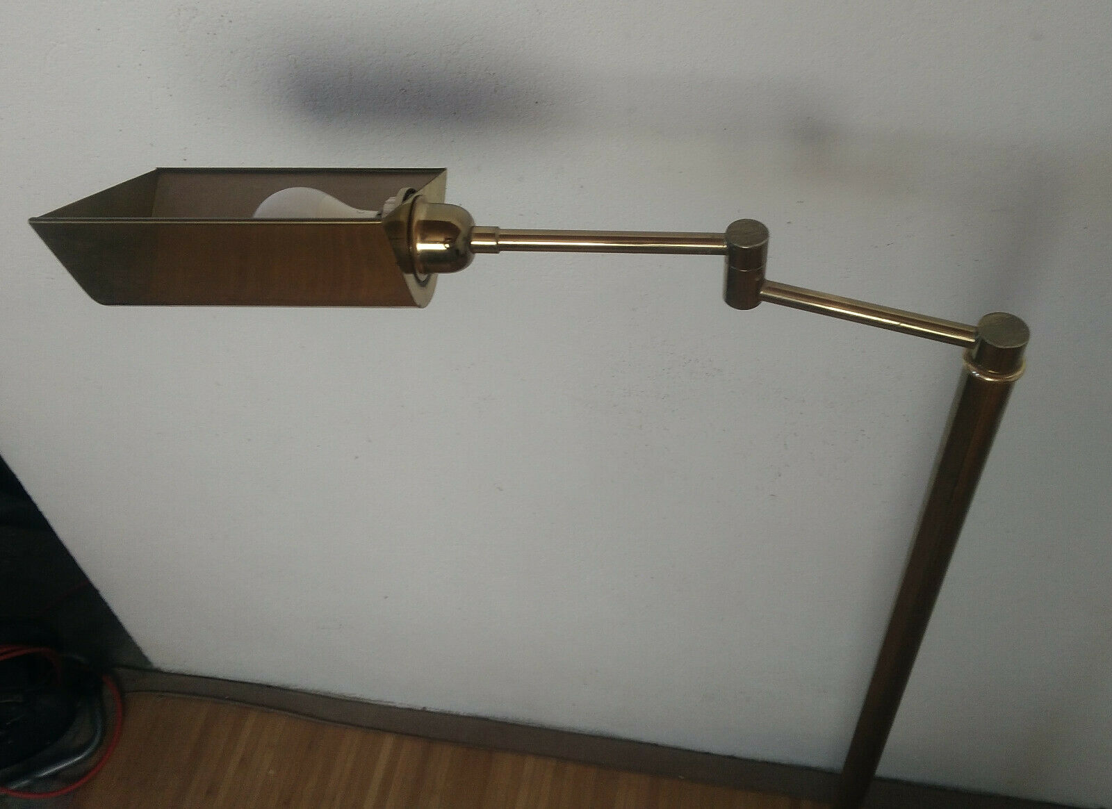 Articulated brass lamppost