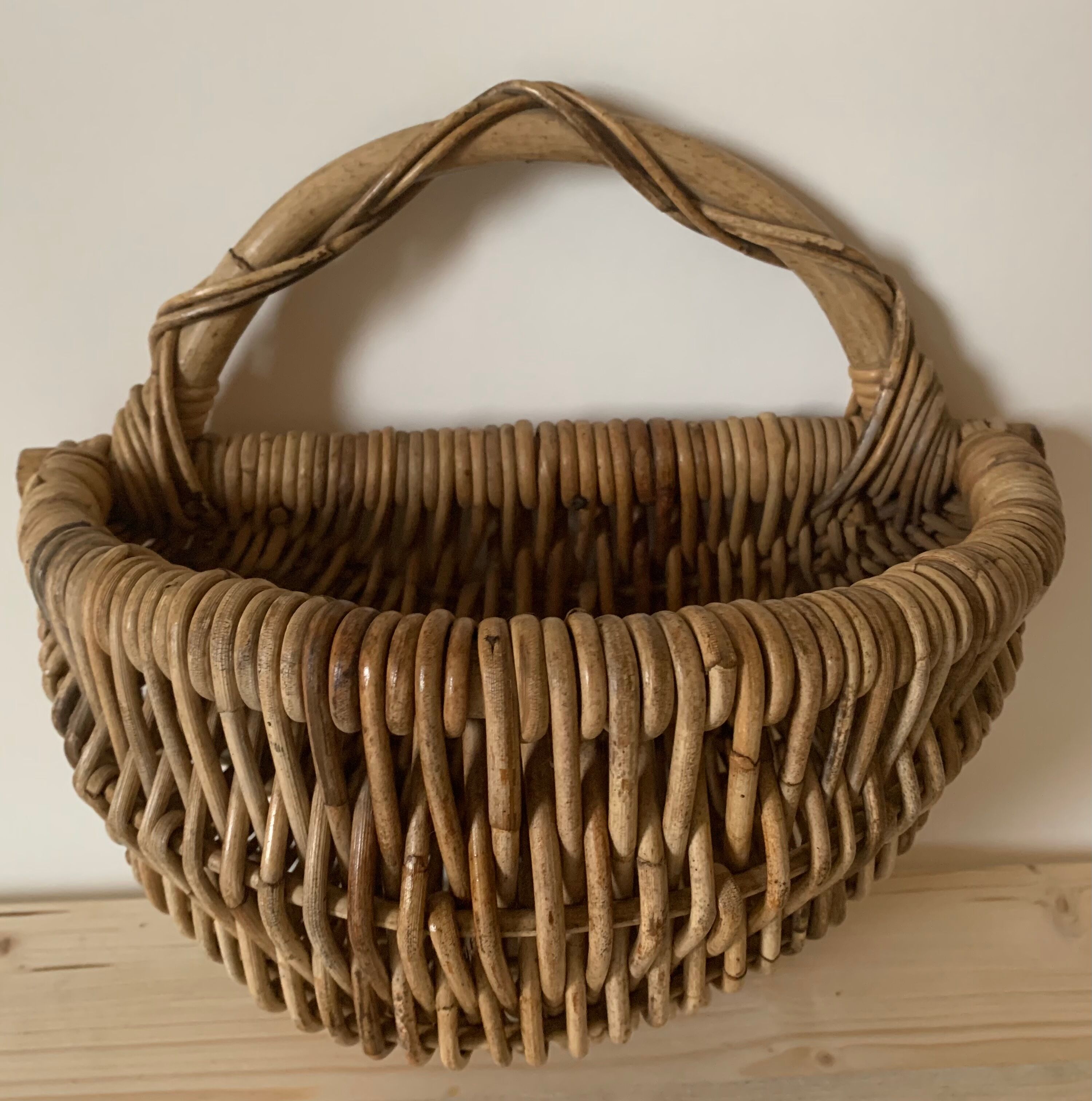 Wall basket