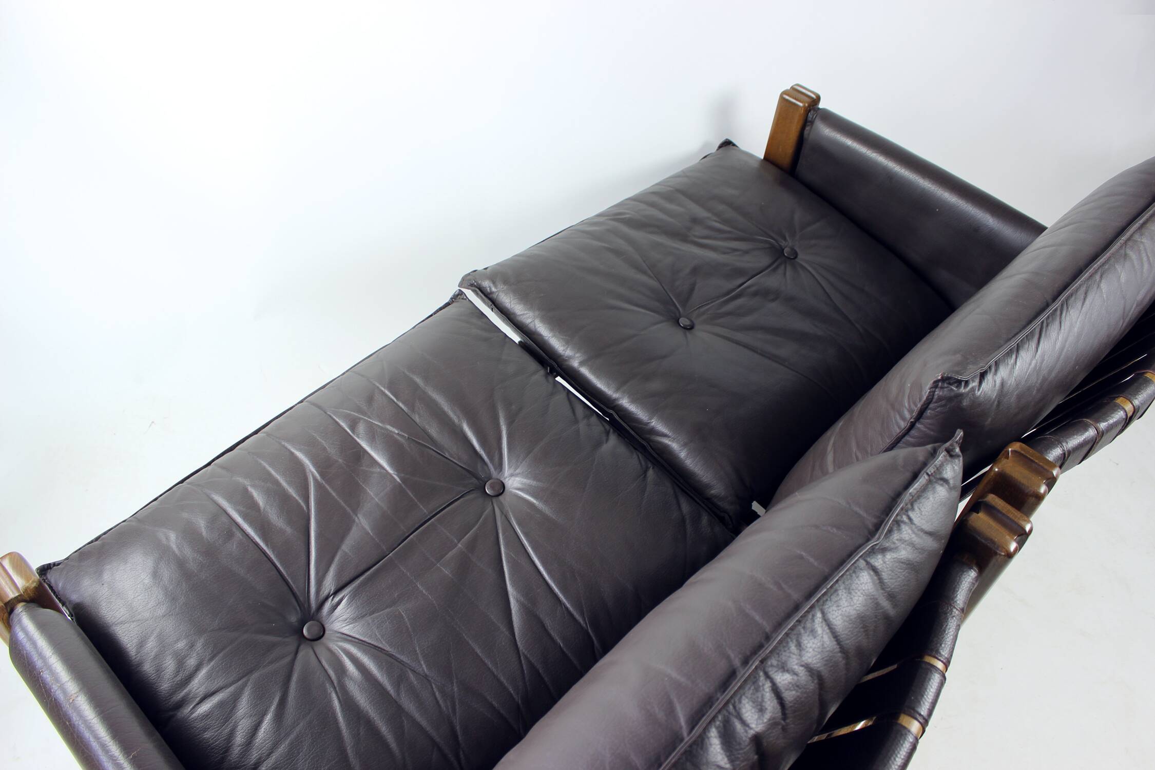 Canapé deux places en noyer et cuir par Boris Hála pour Ton, 1986