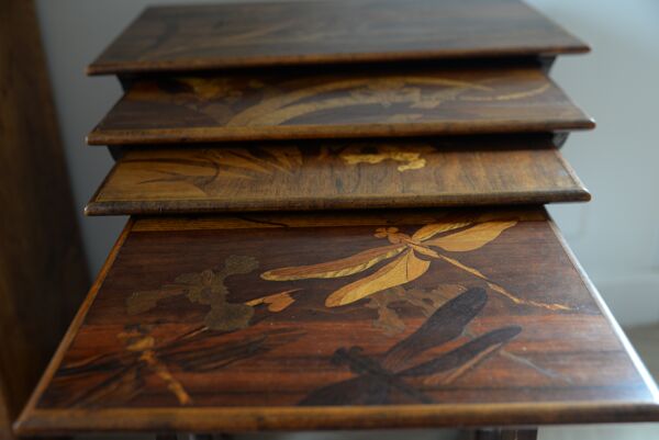 Lot de 4 tables gigognes signées Emile Gallé