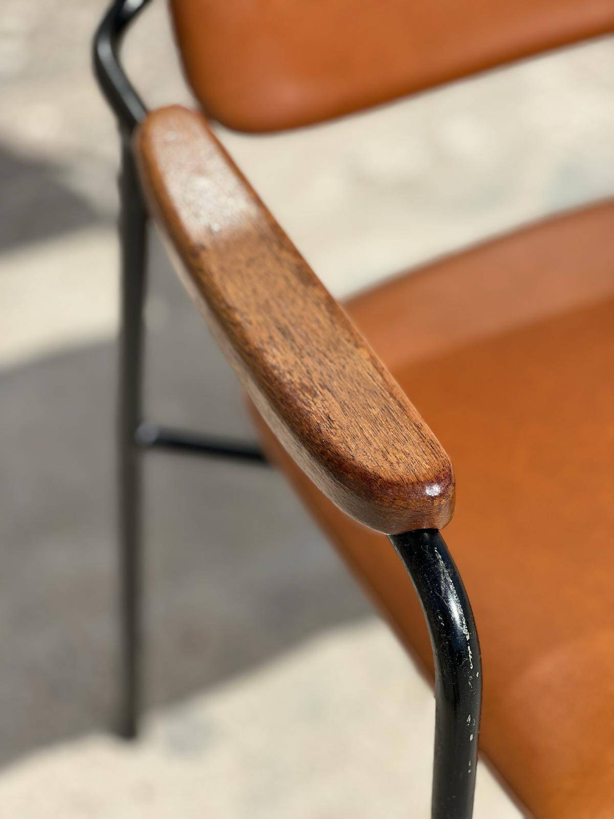 Fauteuil en métal, chêne et simili cuir vintage 1950