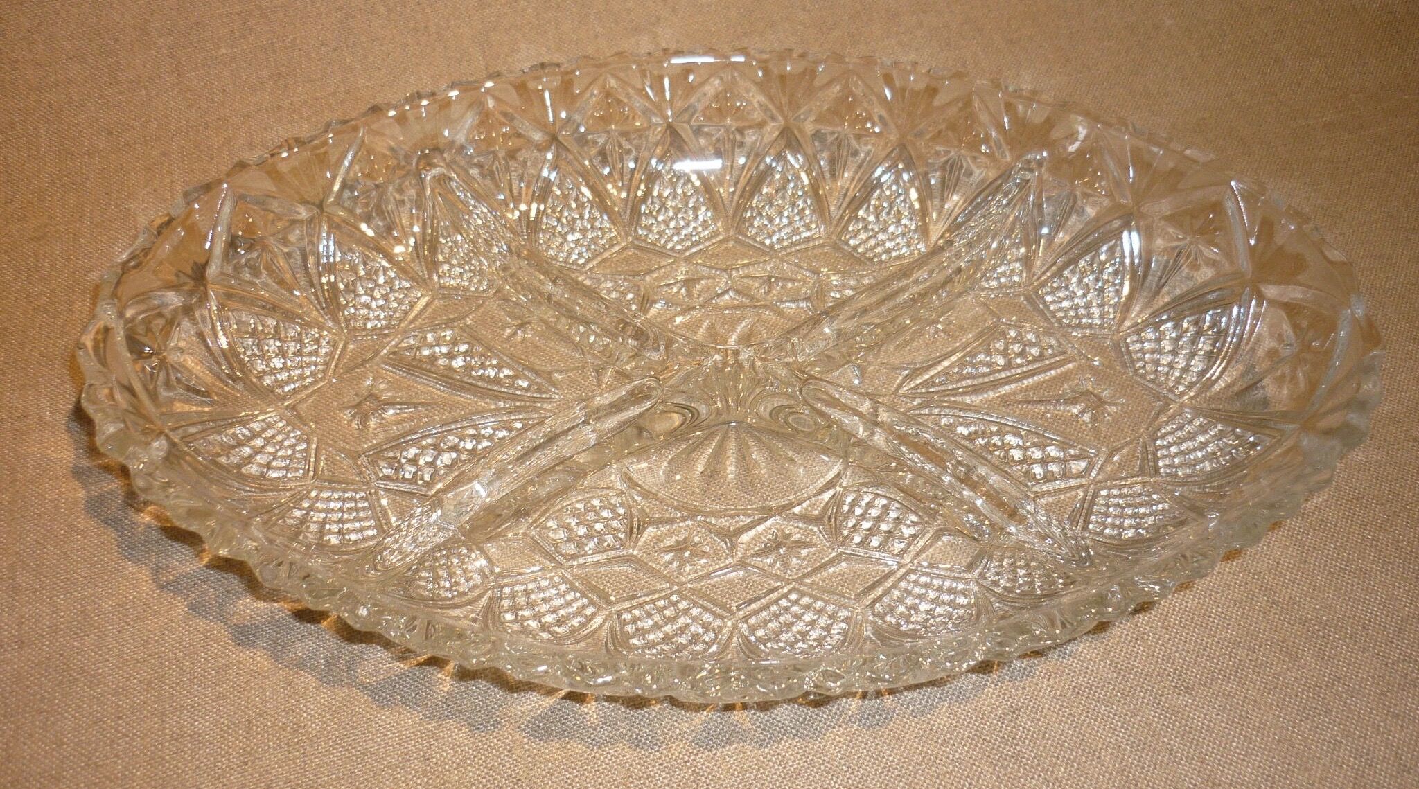 Oval compartmentalized plate in transparent glass
