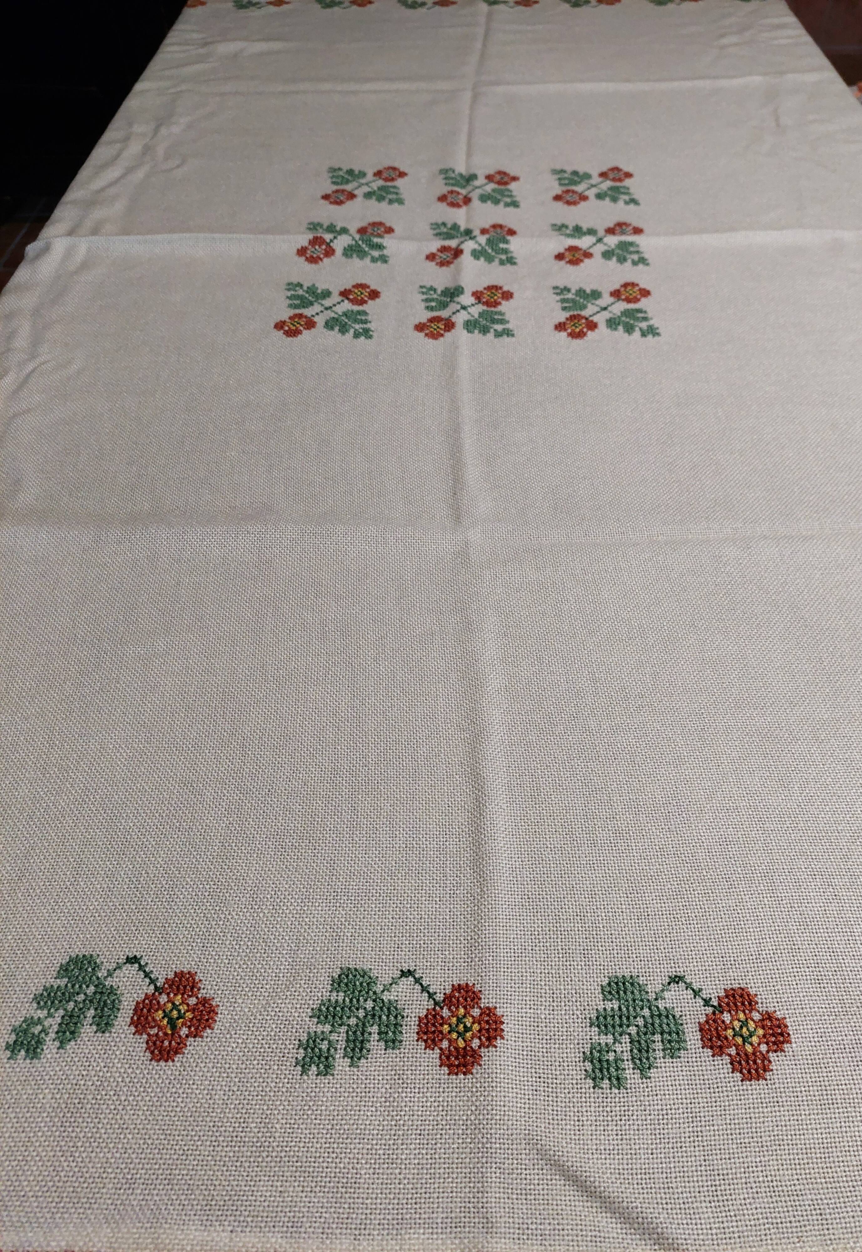 Vintage linen tablecloth and napkins acrylic embroidery 147 X 160 cm