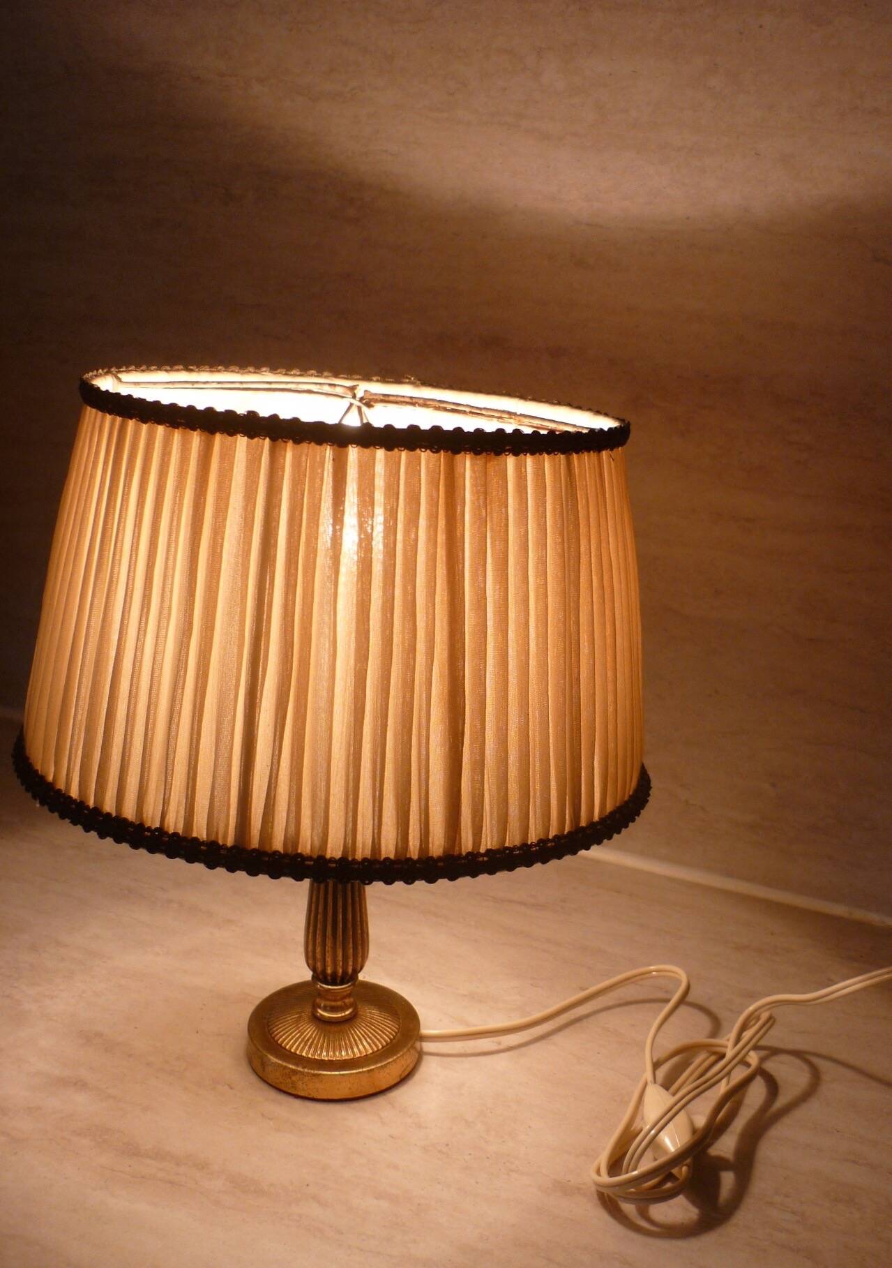 Empire style lamp in golden brass with pleated shade