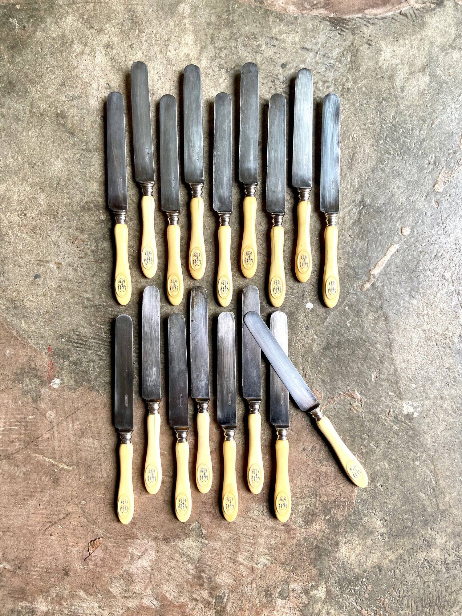 17 knives in steel, silver and monogrammed bone JE, late nineteenth century