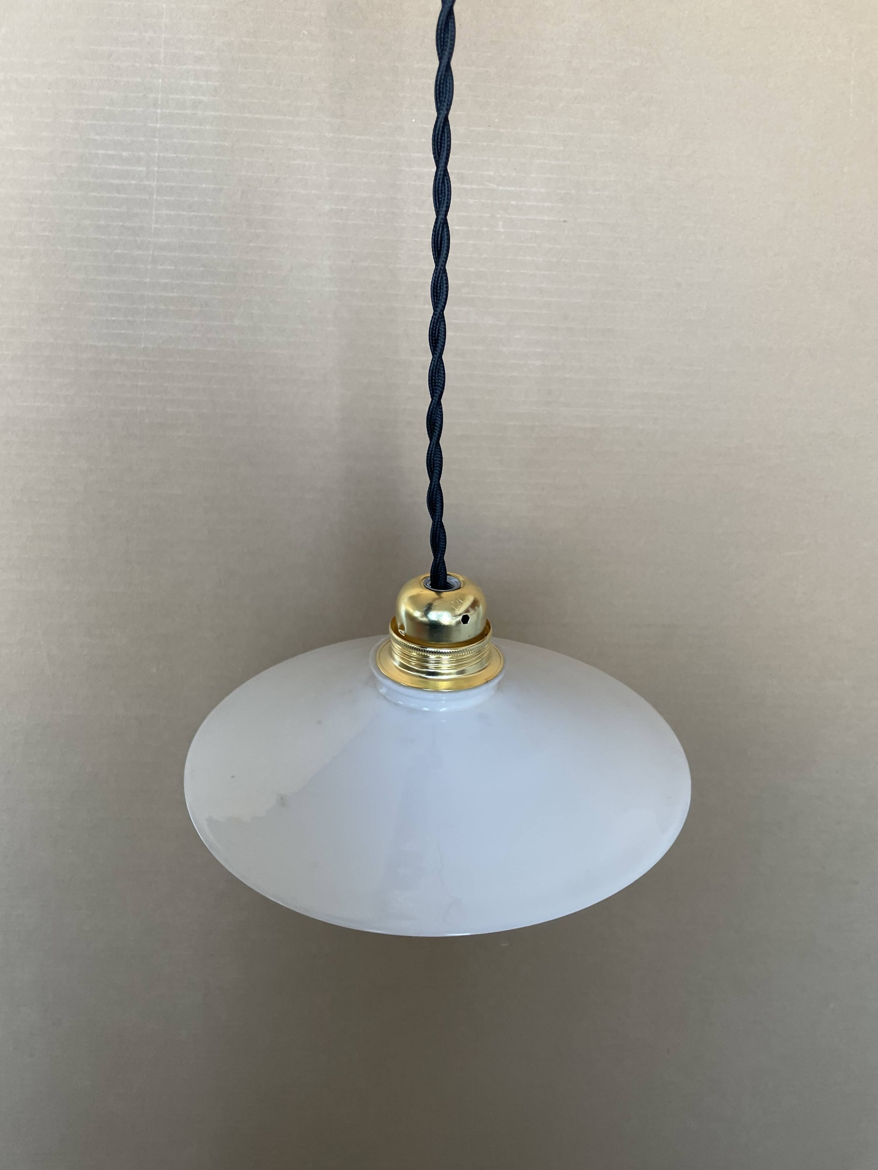 Old opaline suspension D21cm