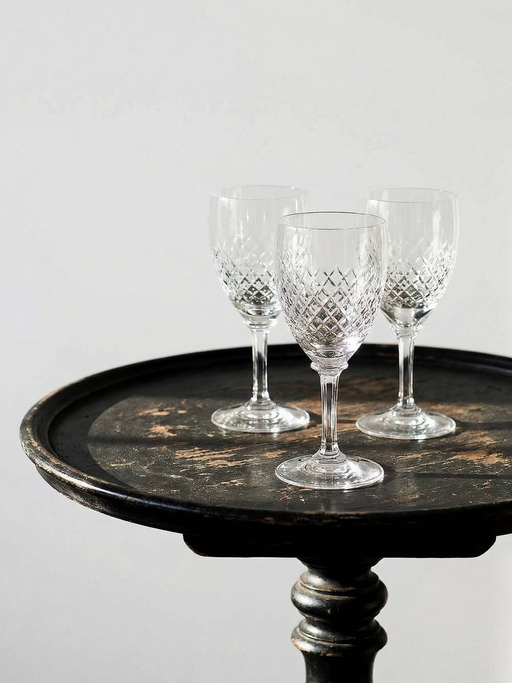 Set of three fine crystal port or aperitif glasses, Saint-Louis style.