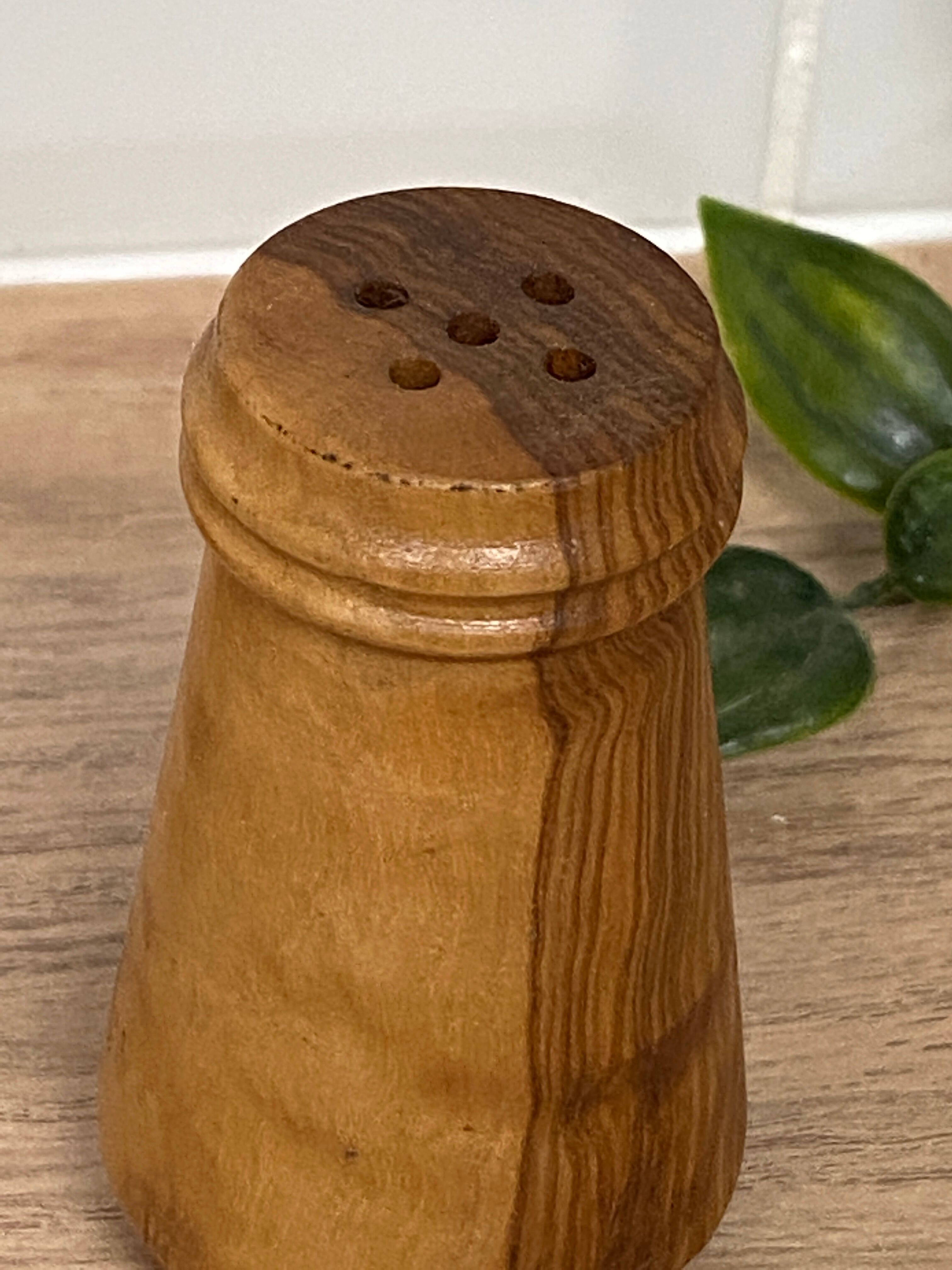 Salt and pepper shaker in Olivier