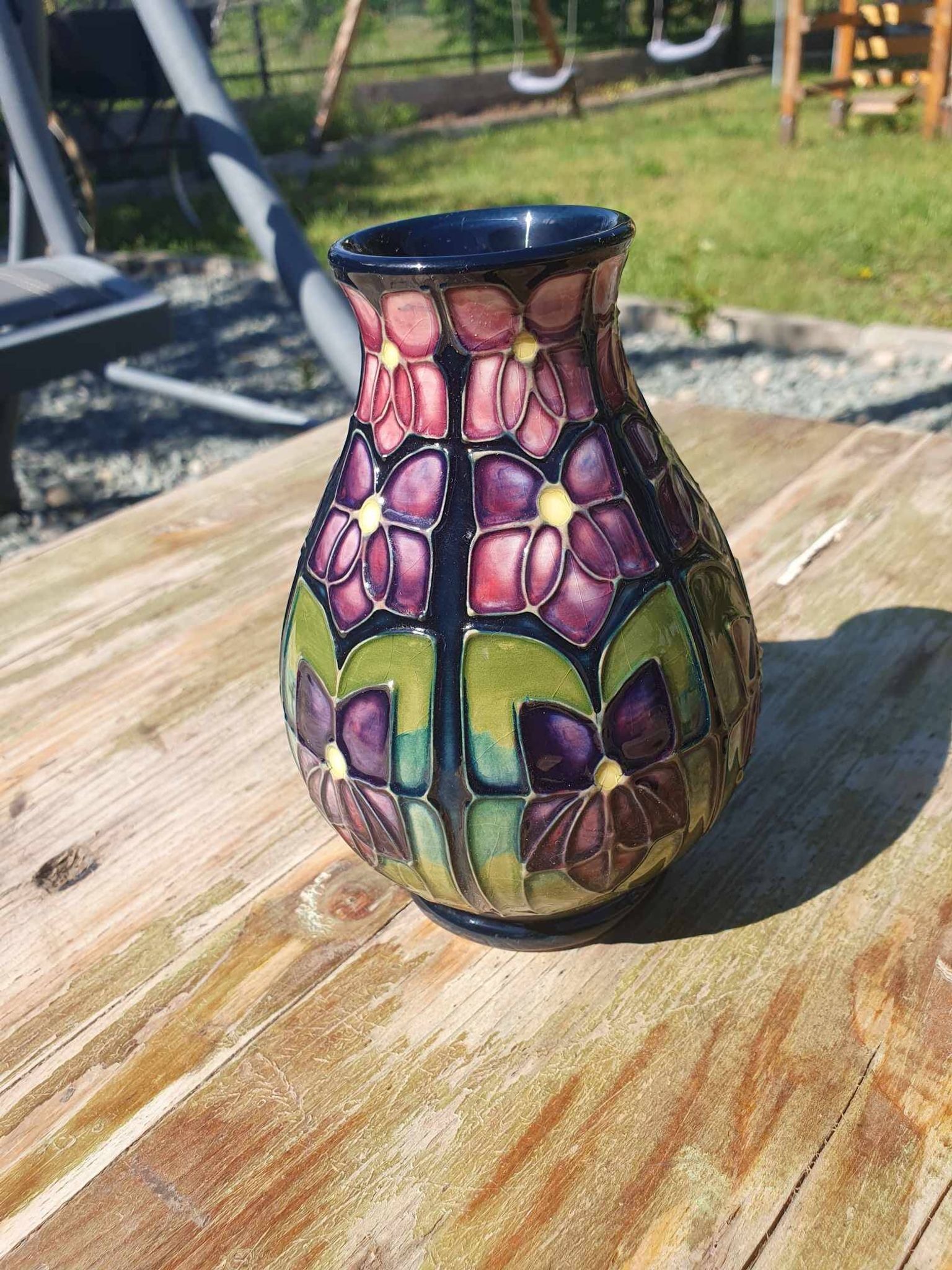 Vase à motif violet de Moorcroft de forme ovoïde trapue