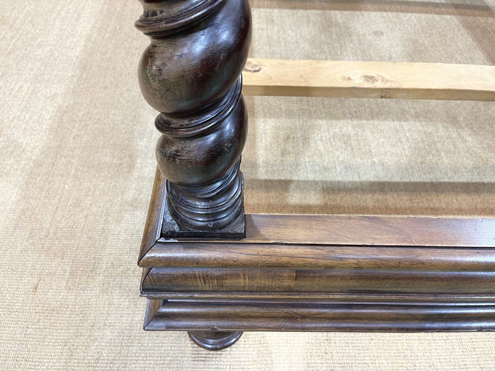 Louis XIII four-poster bed in walnut and poplar