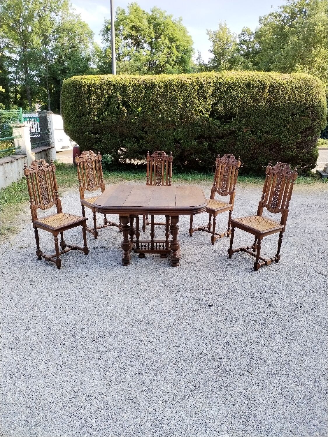 Table en bois massif de hêtre avec 5 chaises bois et cannage .