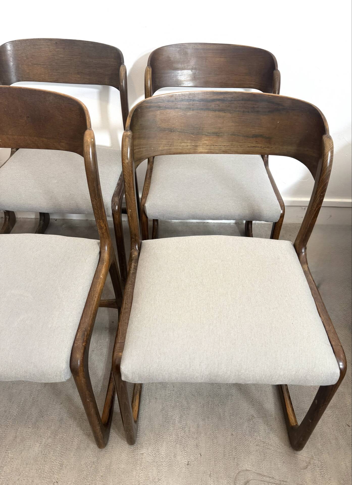 Lot de six chaises « traîneau » Baumann assises restaurées