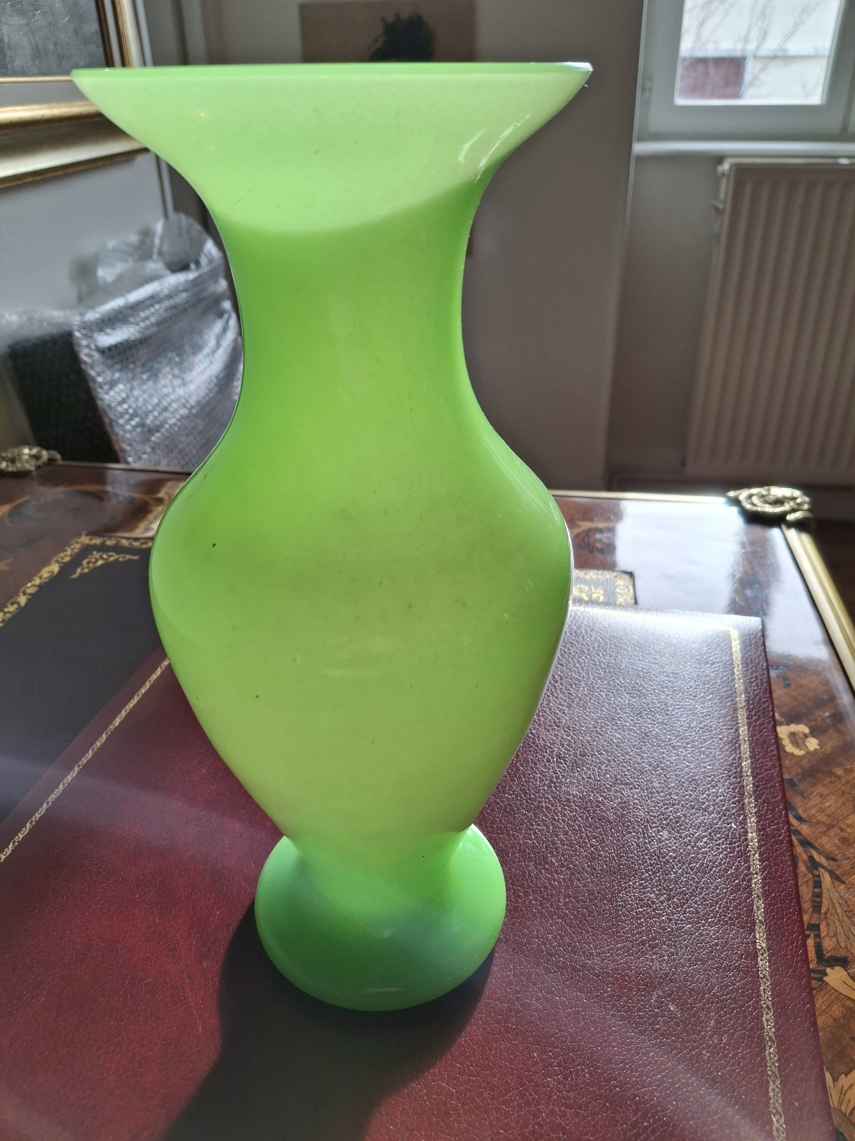 Grand vase balustre en verre opalin couleur anis hauteur 31 cm