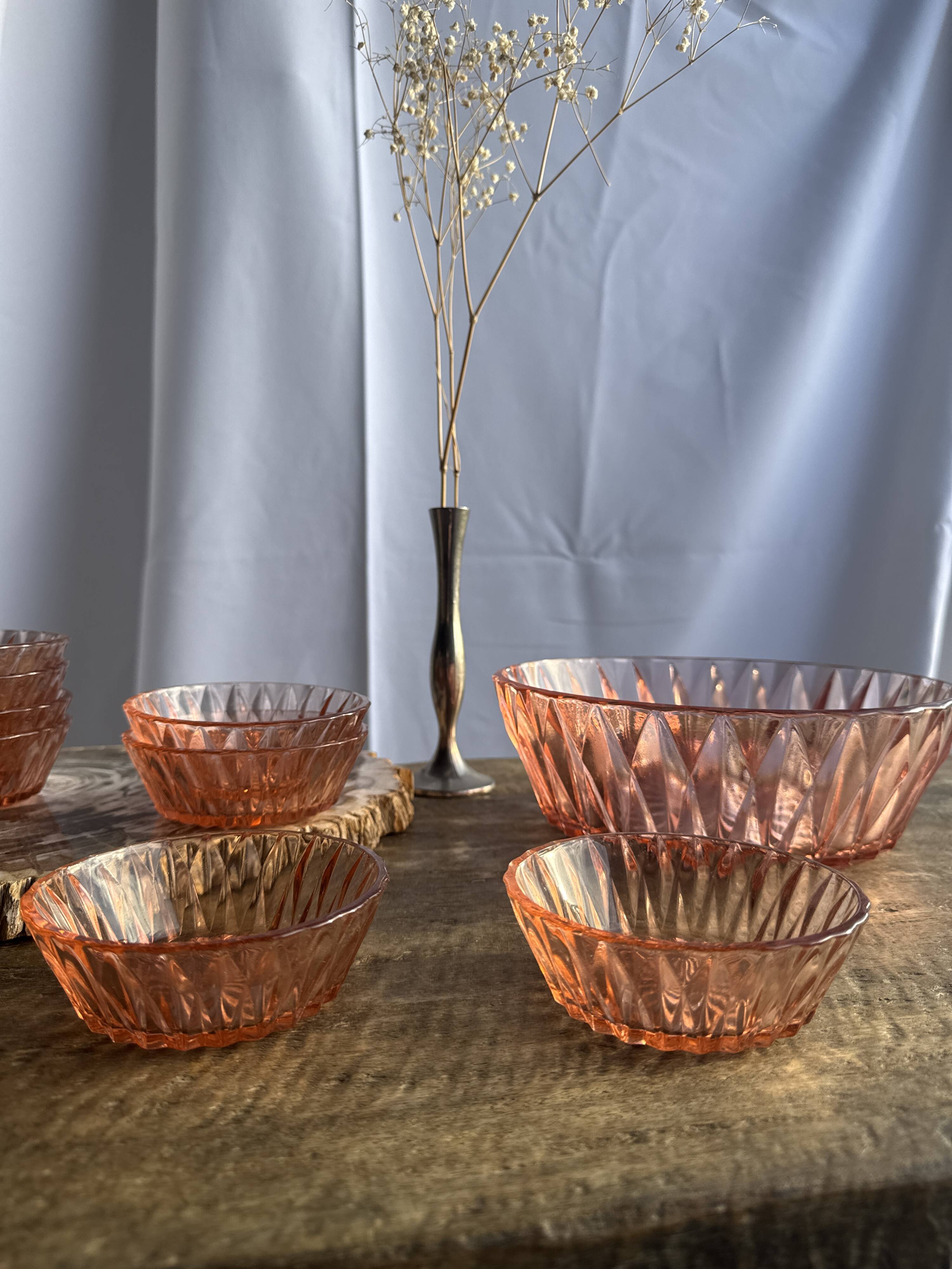 Service en verre rose vintage composé d'un saladier et de 8 coupelles