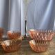 Service en verre rose vintage composé d'un saladier et de 8 coupelles