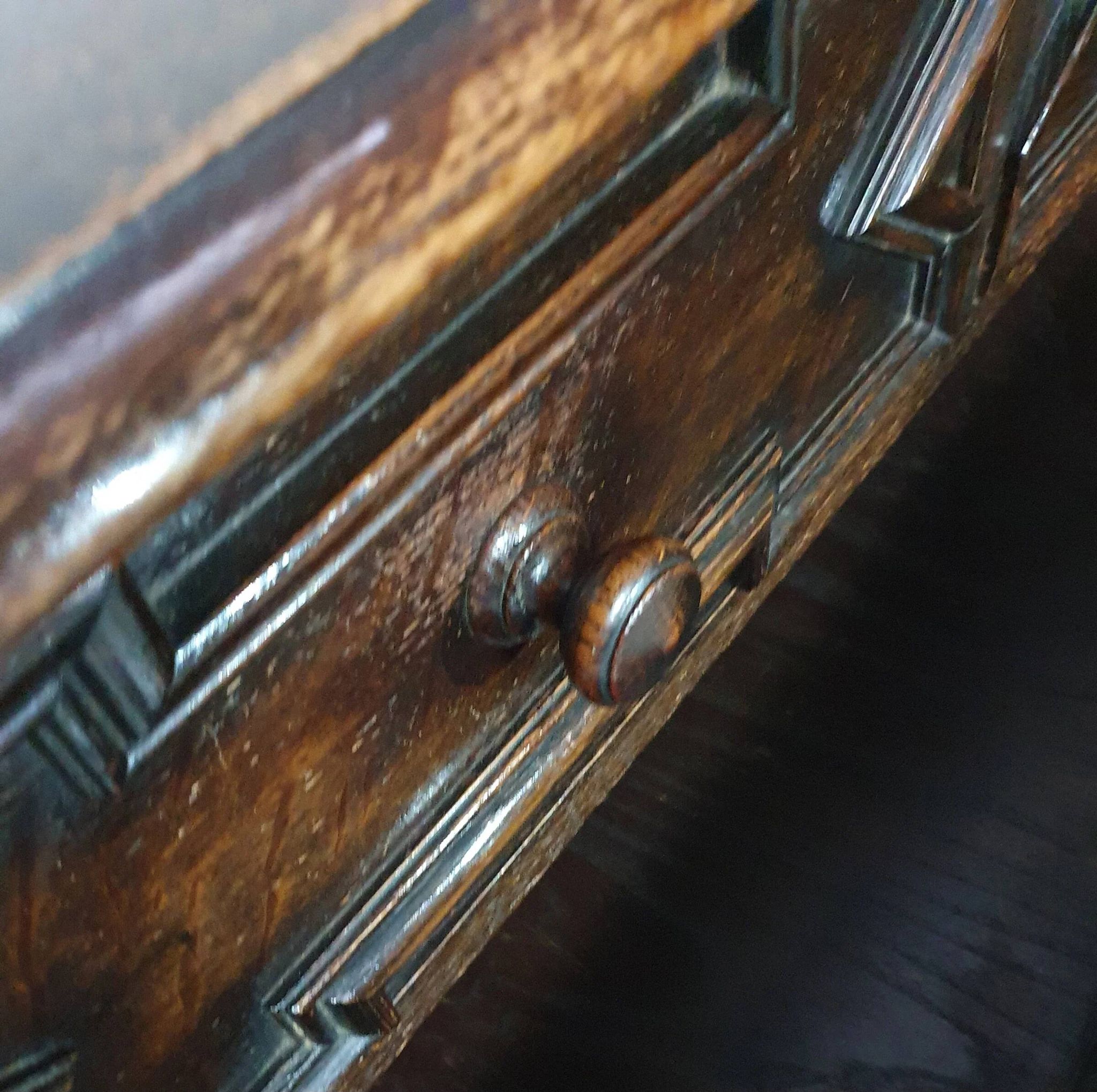 Particularly cool English chest of drawers. Dated (Charles 2 era). Made of solid oak with beautiful patina.