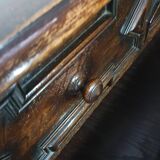 Particularly cool English chest of drawers. Dated (Charles 2 era). Made of solid oak with beautiful patina.