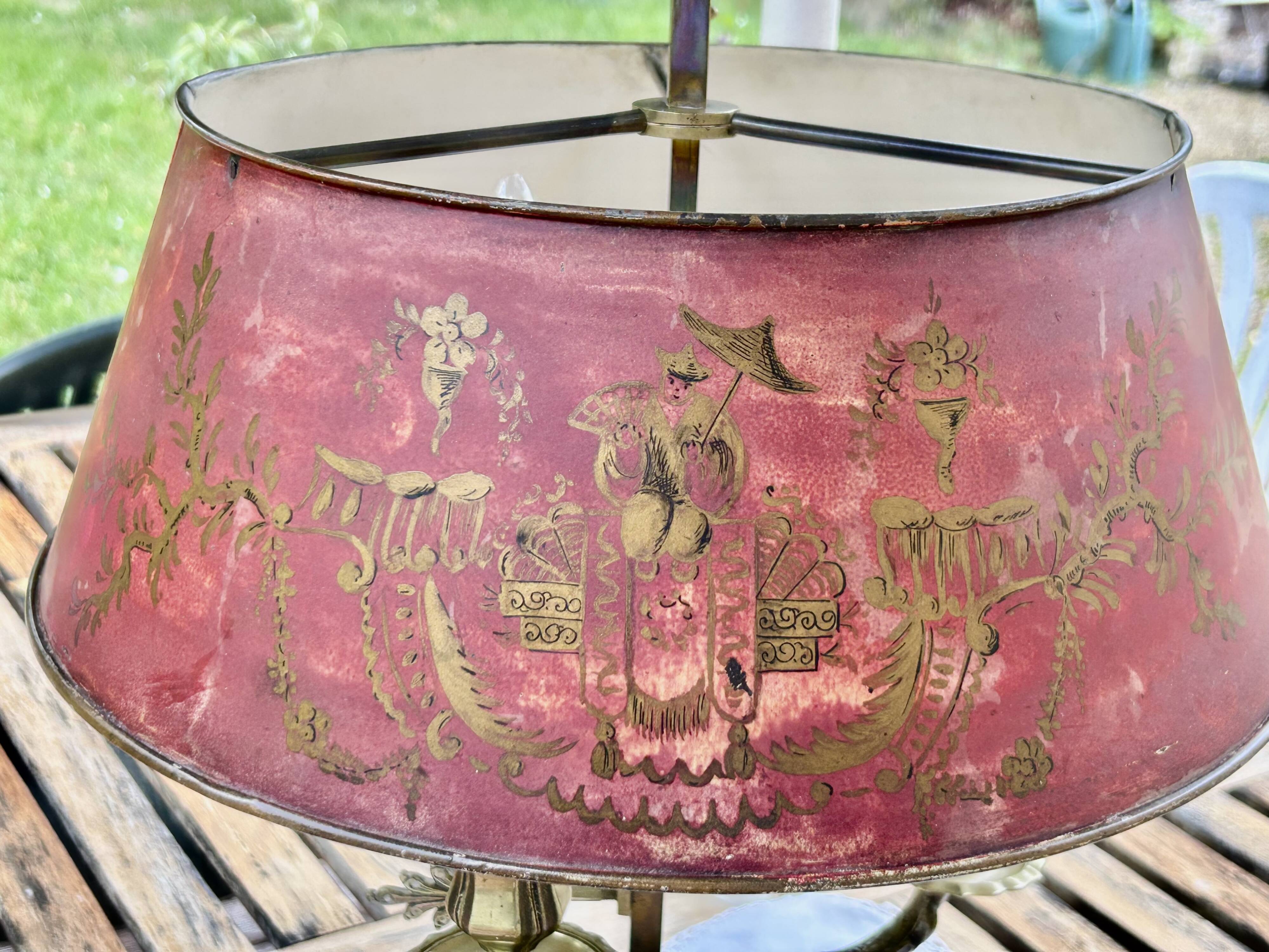 Bronze-gilt bouillotte lamp XIXth century with a tin shade featuring Japonese decoration.