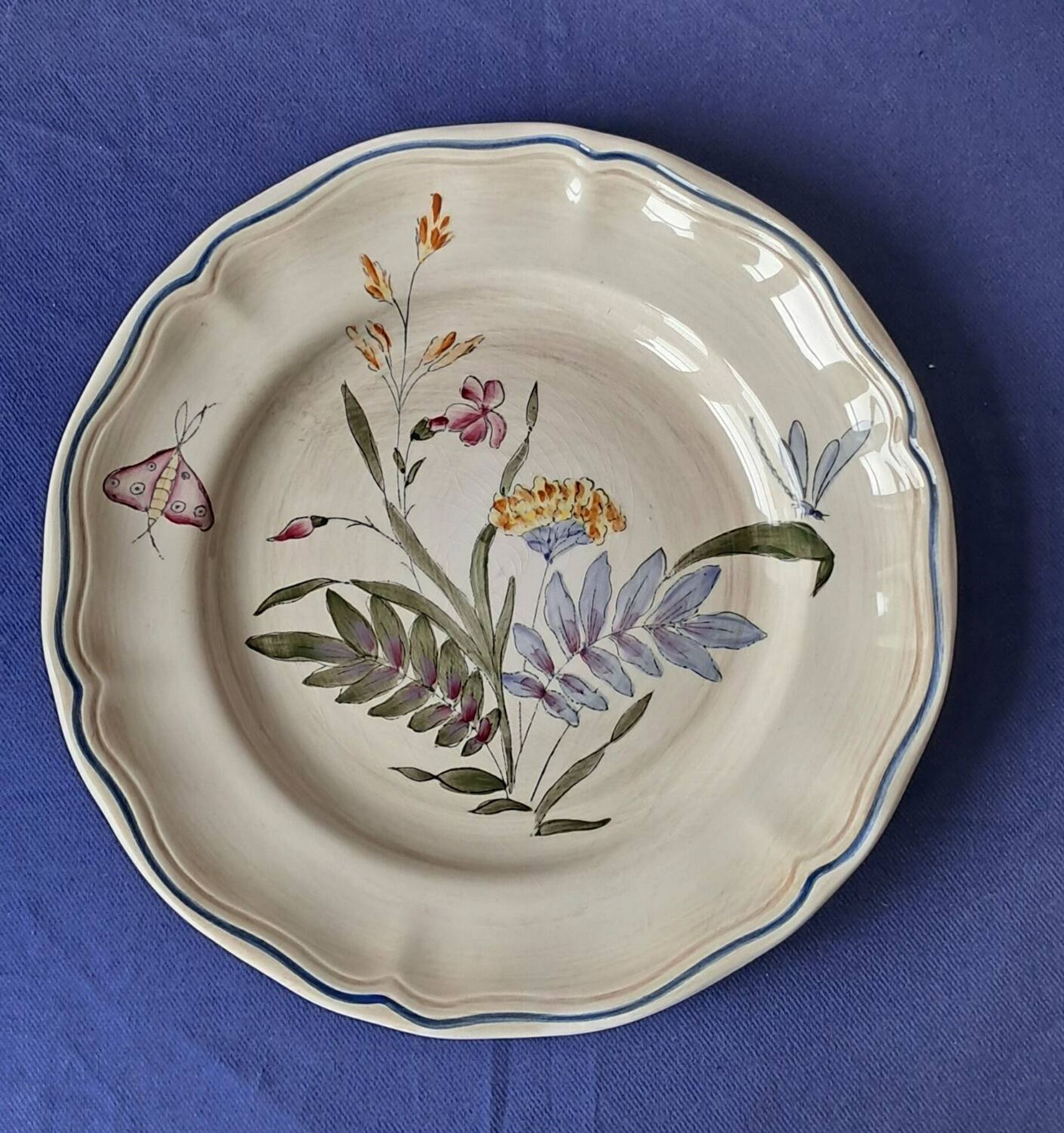 Fluted plate Longchamp, decorated with dragonflies and flowers.