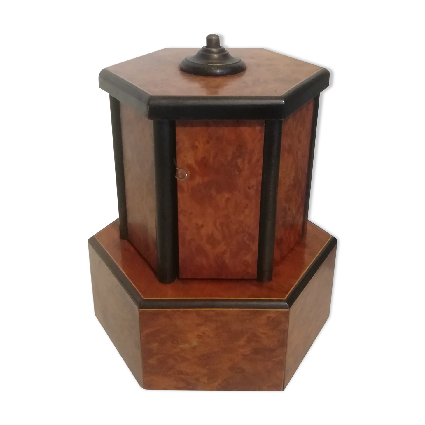 Cigar humidor in cedar burl