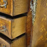 Commode sauteuse style Louis XV marquetée – 3 tiroirs – Plateau marbre