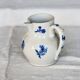 Pichet antique terre d'acier Saint-Uze motif fleuri bleu cobalt