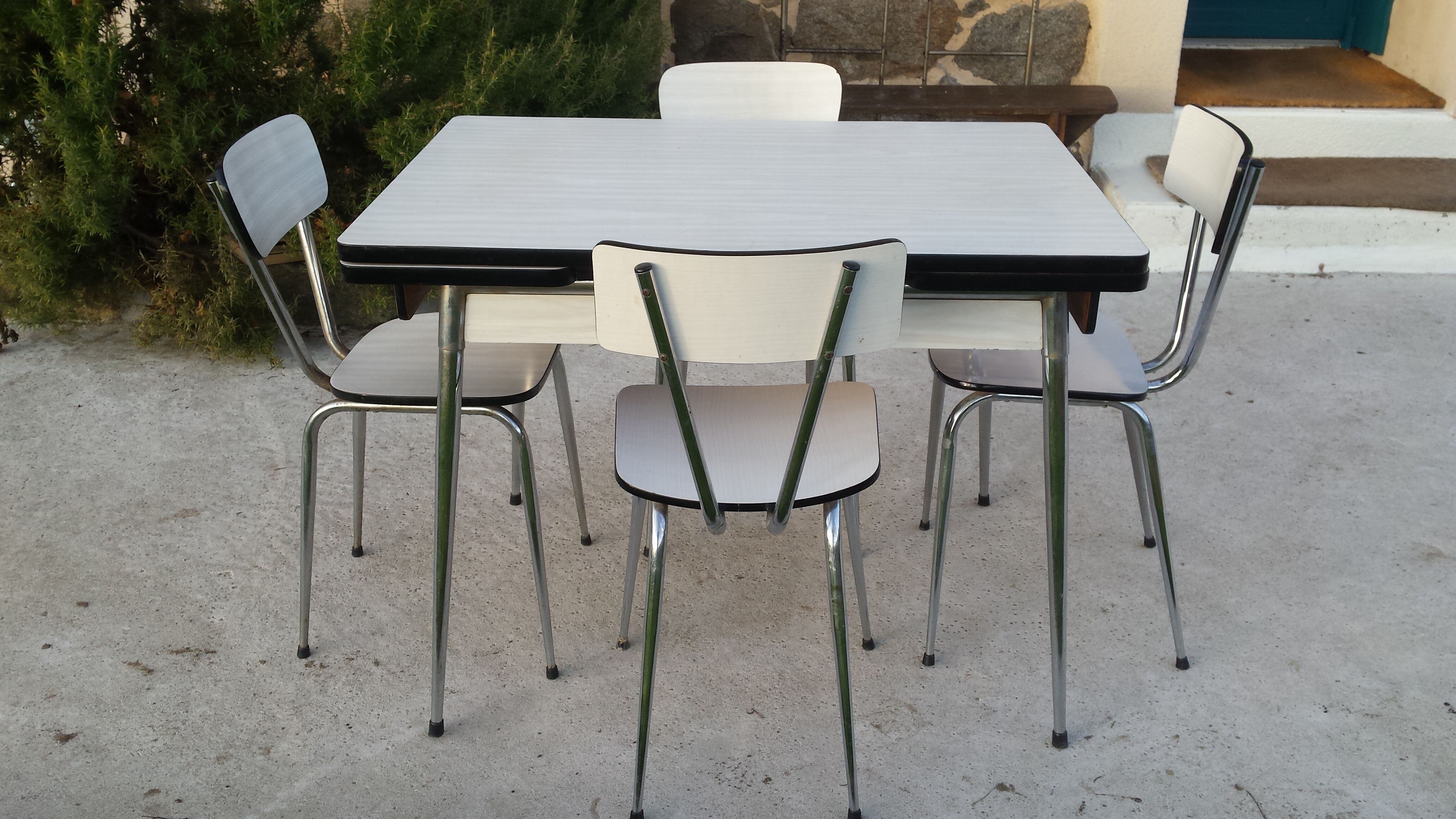 Table and 4 chairs in white formica
