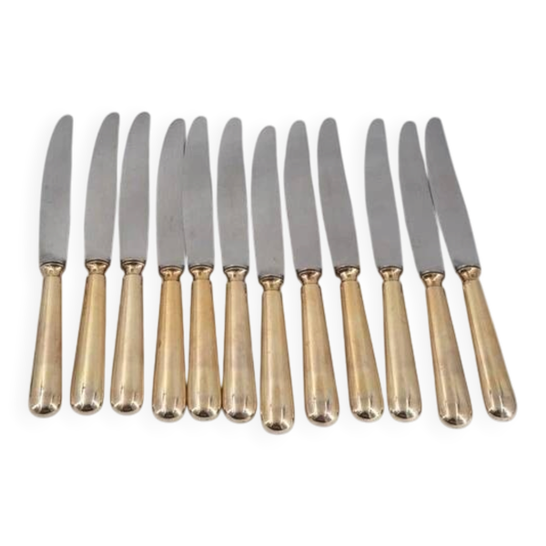 12 couteaux de table modèle Baguette, manches dorés, excellent état.