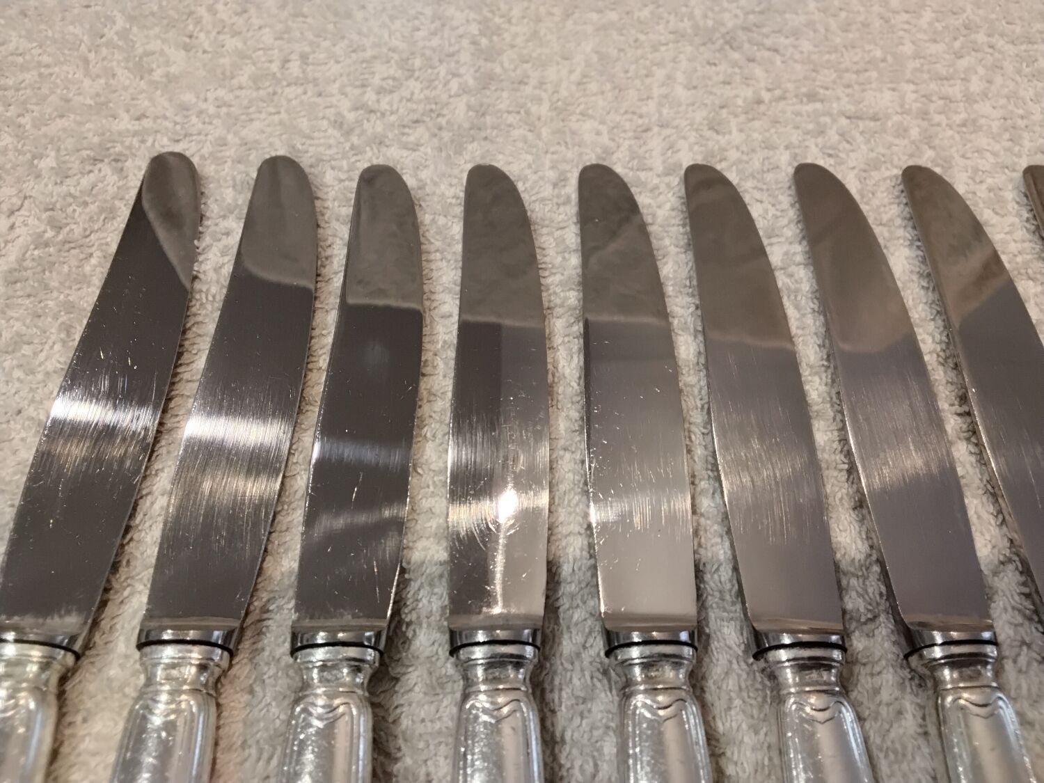 11 silver-plated metal lunch knives by Ravinet Coquille, 18cm