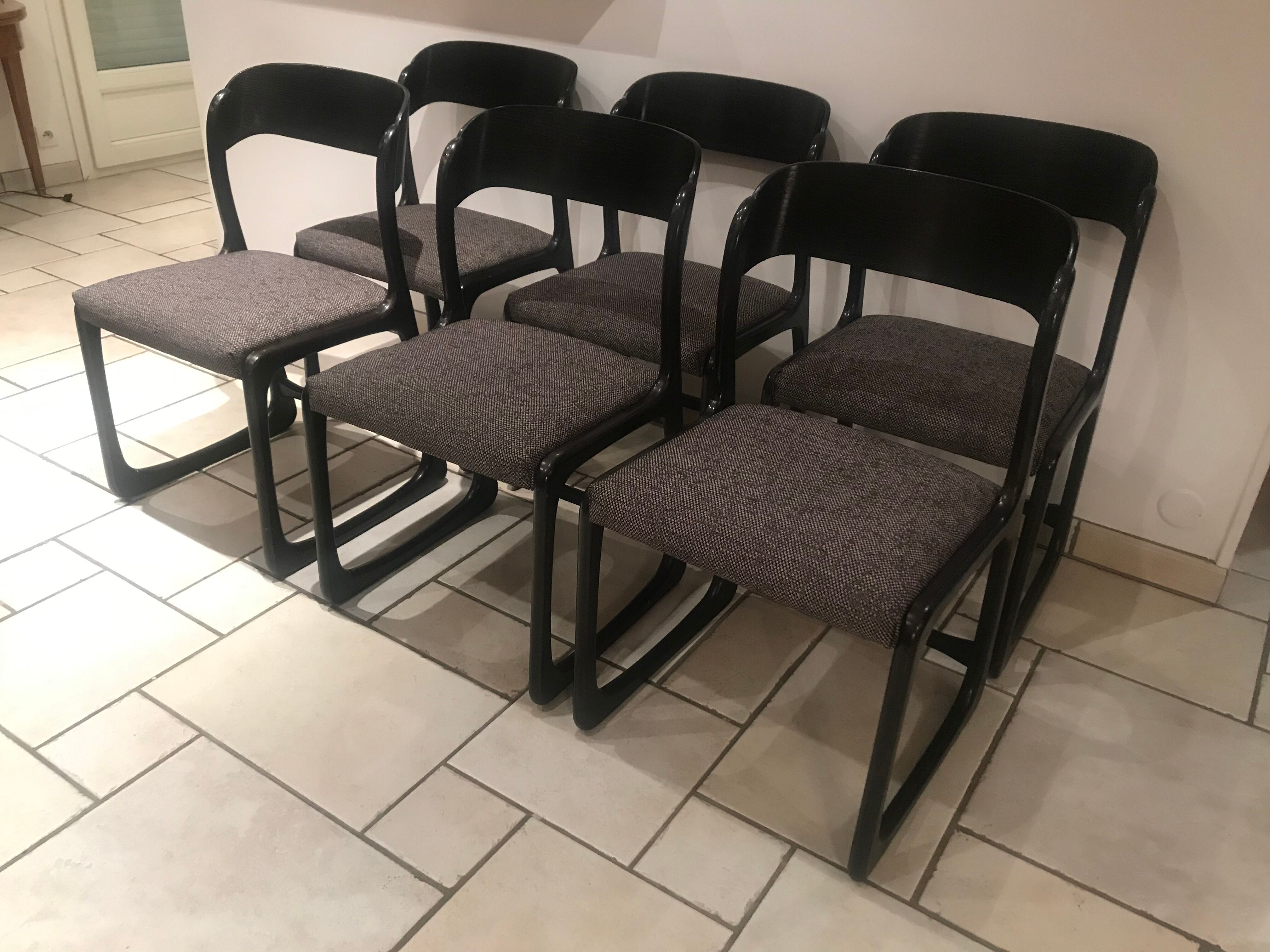 Suite de 6 chaises Baumann « traîneau » retapissées