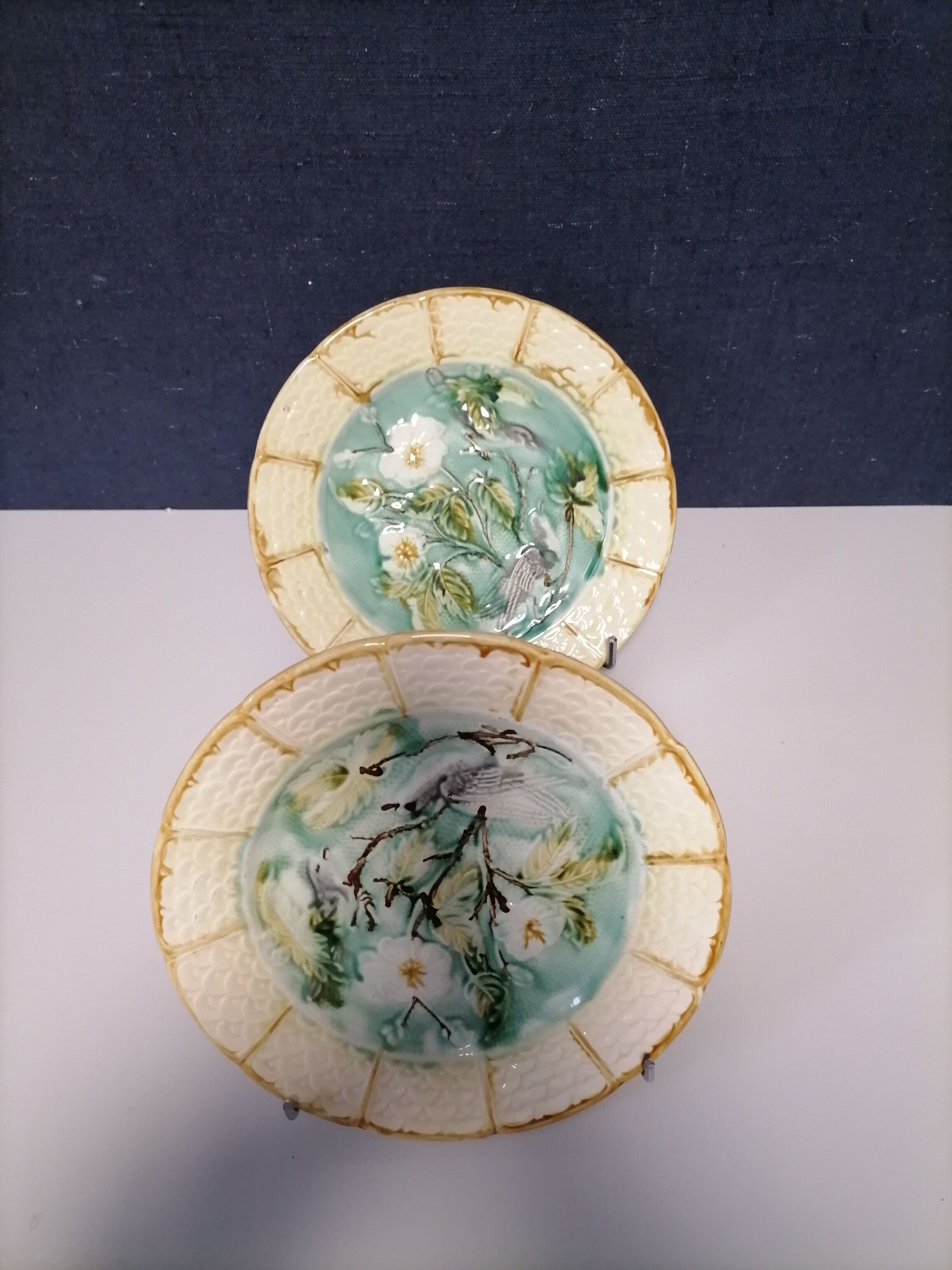 2 assiettes barbotine oiseaux