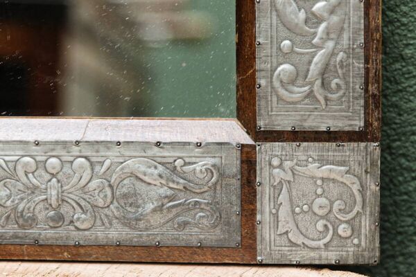 Miroir ancien, étain repoussé