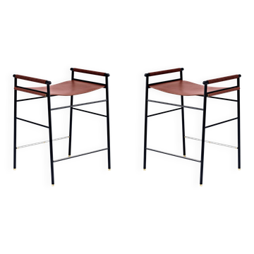 Pair of contemporary bar stools in black rubber and cognac leather.