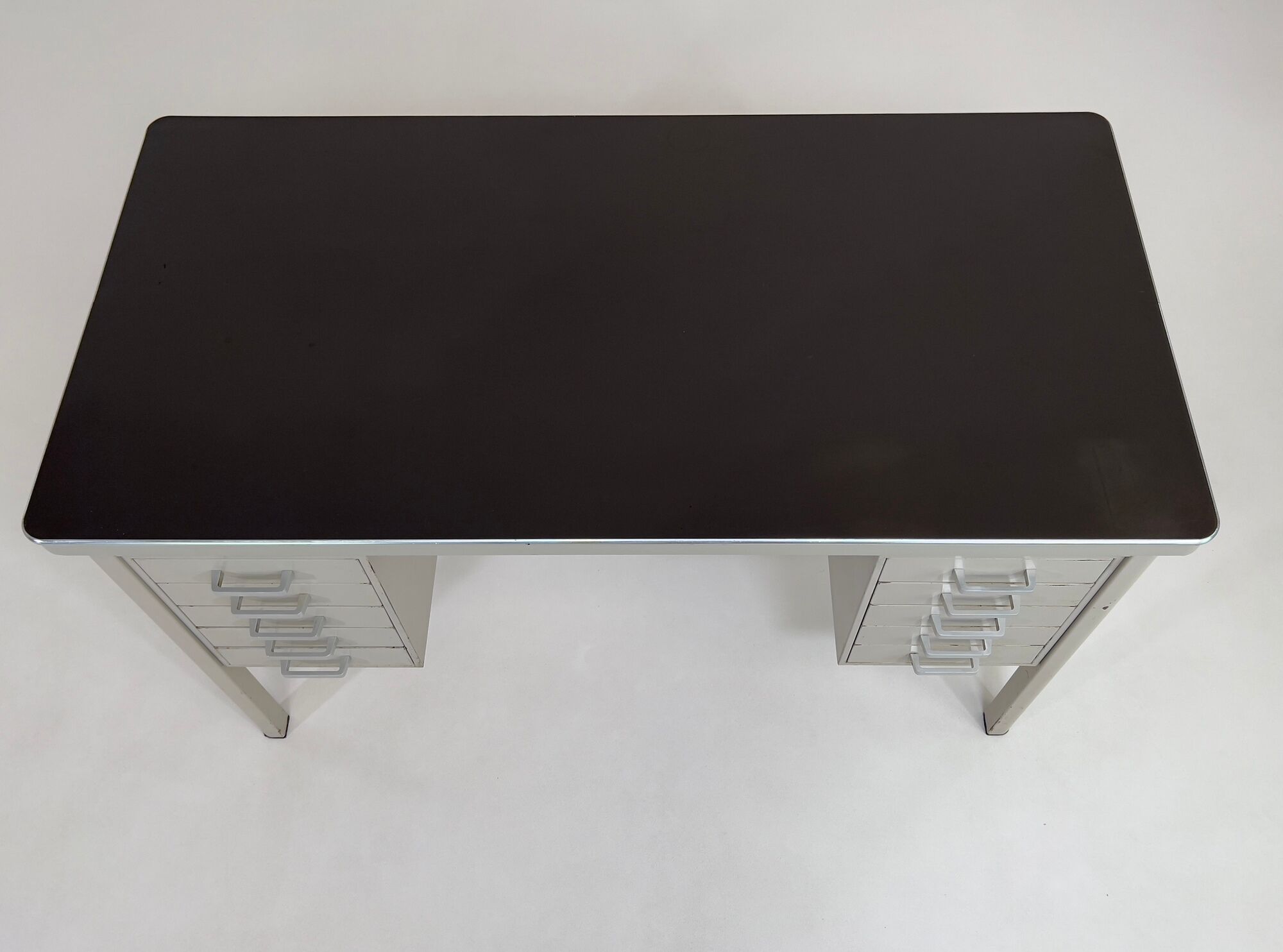 Office of the 50s in metal and industrial style
