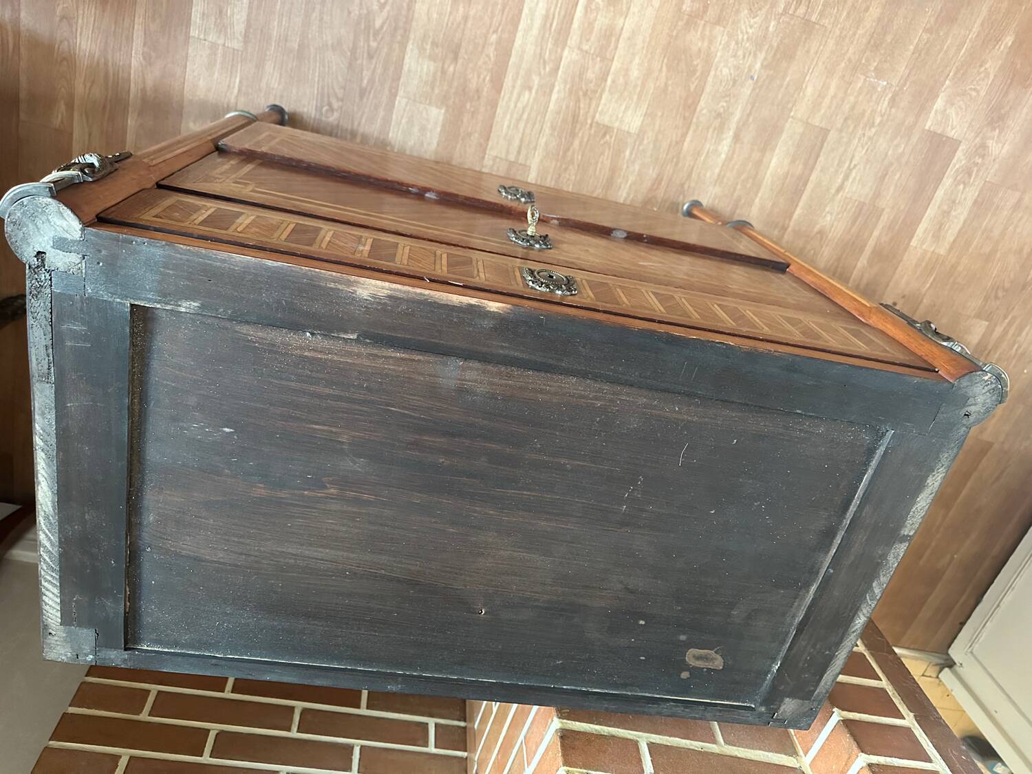 Louis XVI style chest of drawers, spinning top legs - transition style marquetry