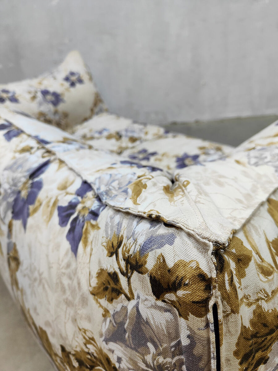 Vintage 'Le Bambole' sofa Mario Bellini B&B Italia 'Flowers'