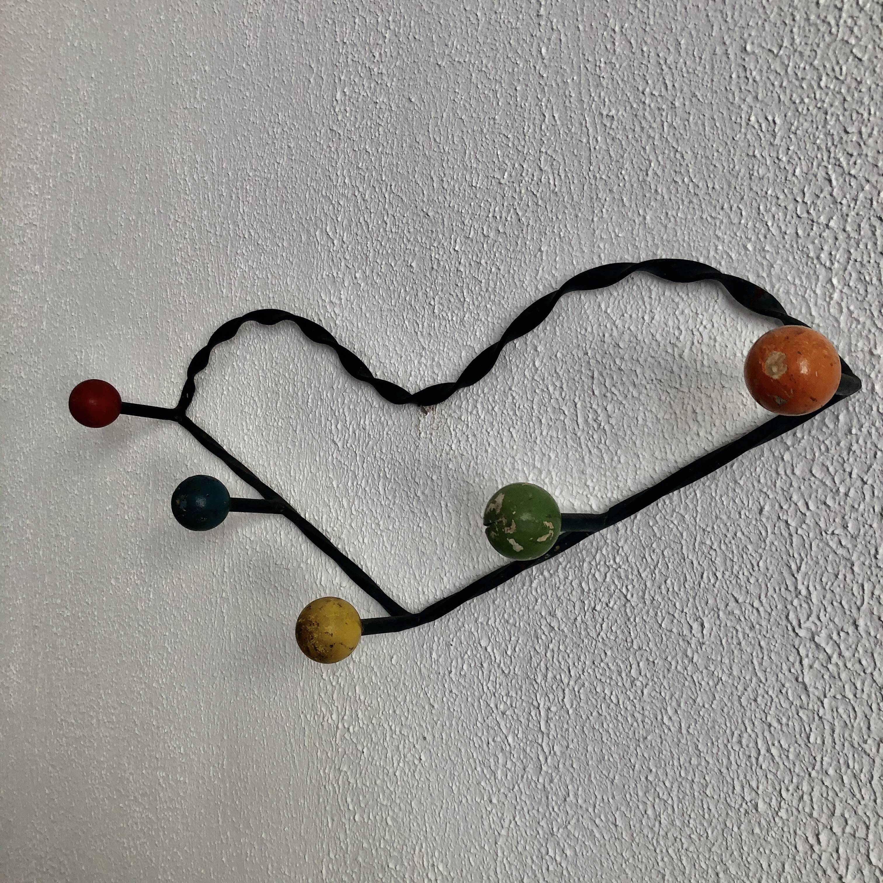Portemanteau vintage 1960 coeur 5 patères boules bois - 60 cm