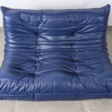 Canapé deux places Togo en cuir bleu de Michel Ducaroy pour Ligne Roset, France, années 1980
