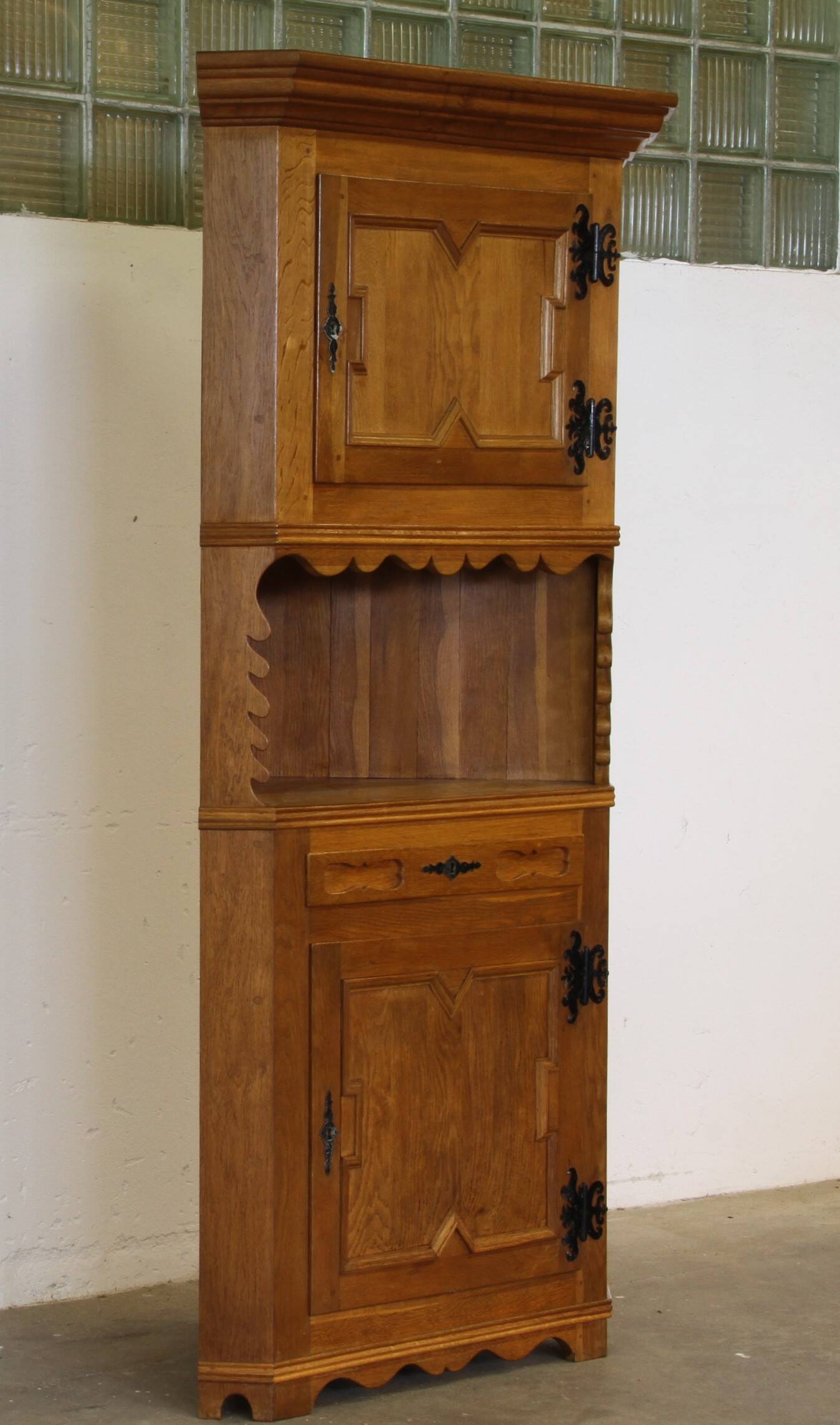 Cabinet d'angle vintage des années 1960 en chêne massif dans le style de Kjærnulf, design danois moderne.