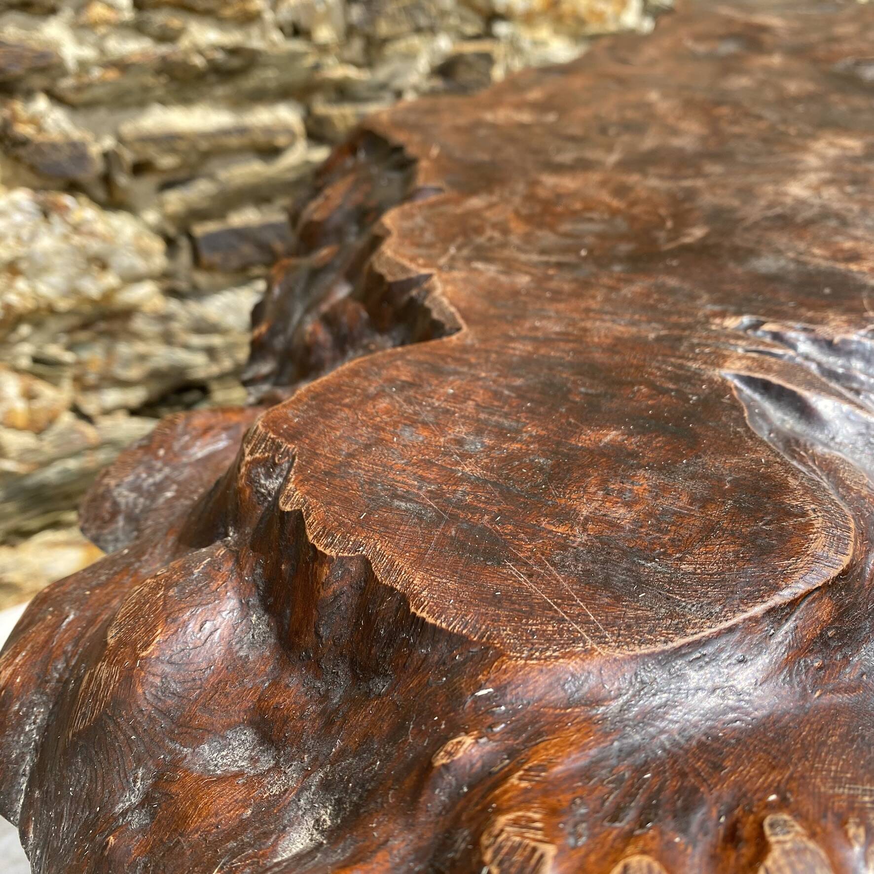 Table basse brutaliste en orme massif et fer forgé , pieds cornes de bélier
