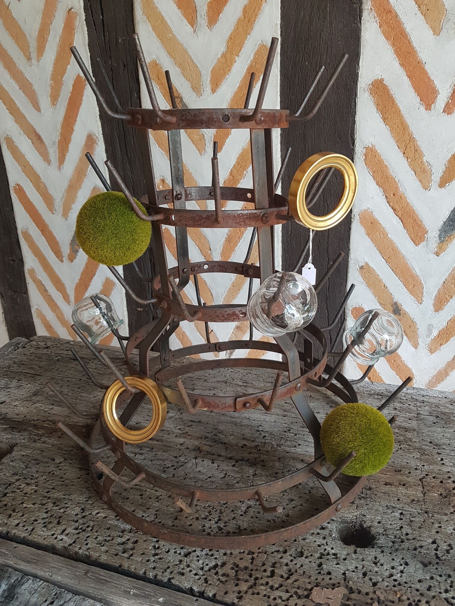 If hedgehog carries metal bottles