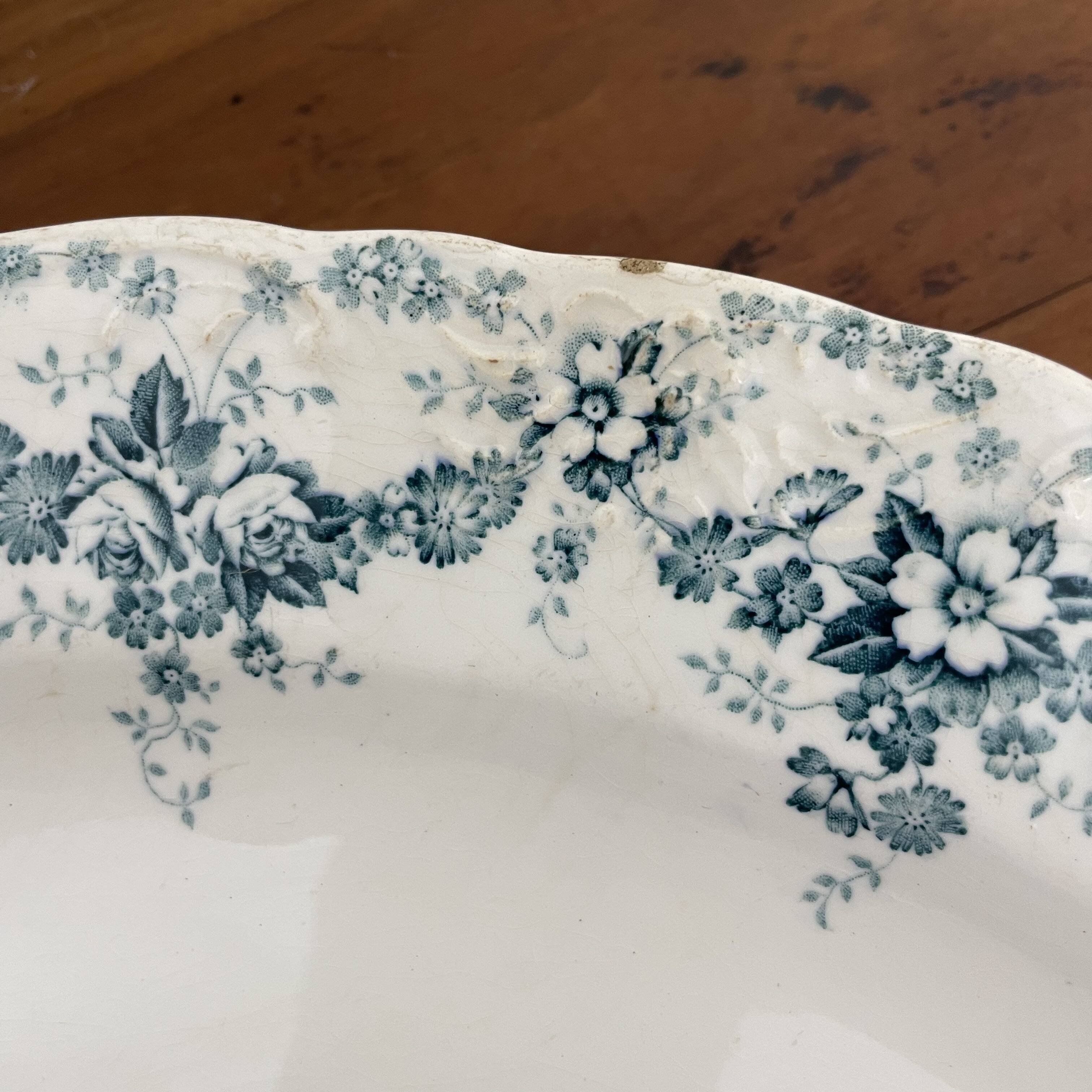 32 cm oval dish in Maastricht earthenware, Clara model