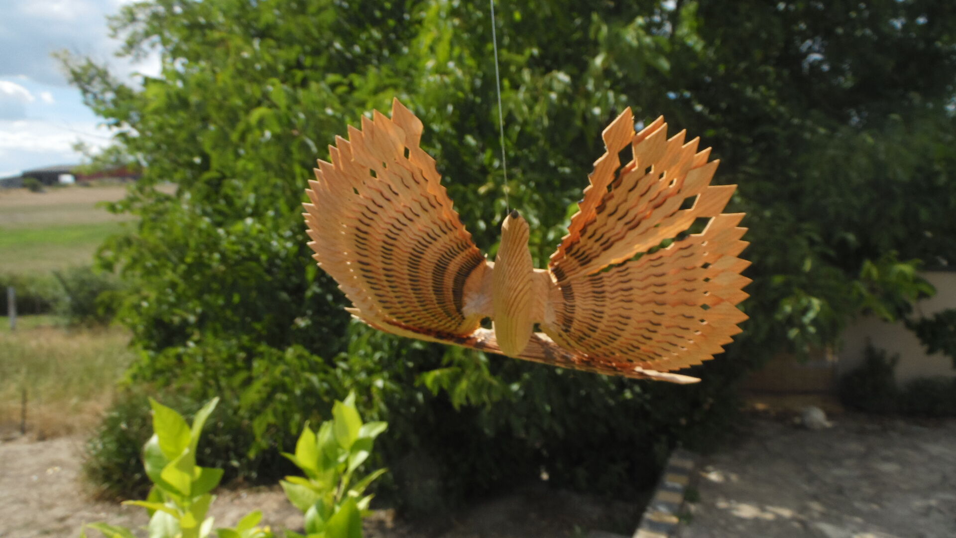 Oiseau décoratif en bois a suspendre