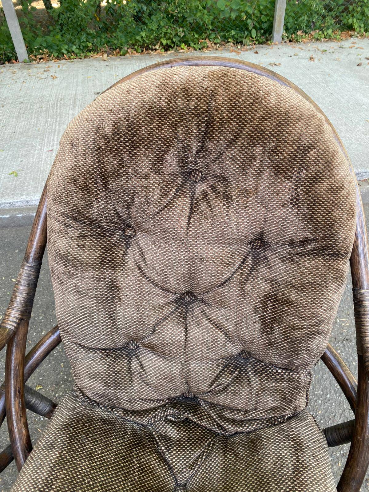 Fauteuil pivotant en rotin et coussin velours marron années 70